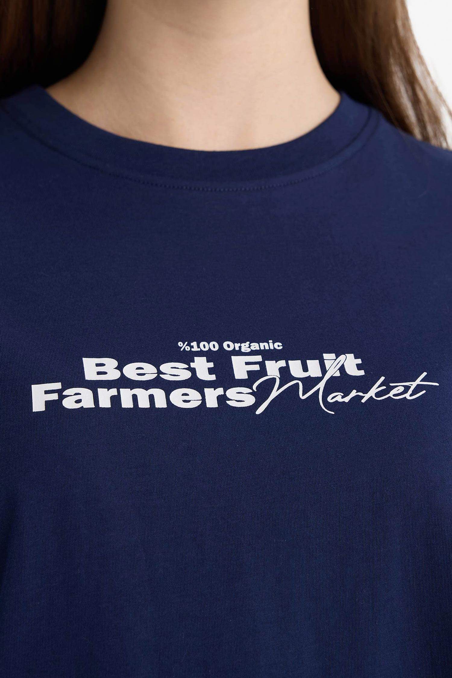 Oversize кең пішімді дөңгелек жағалы аппликациялы қысқа жеңді футболка