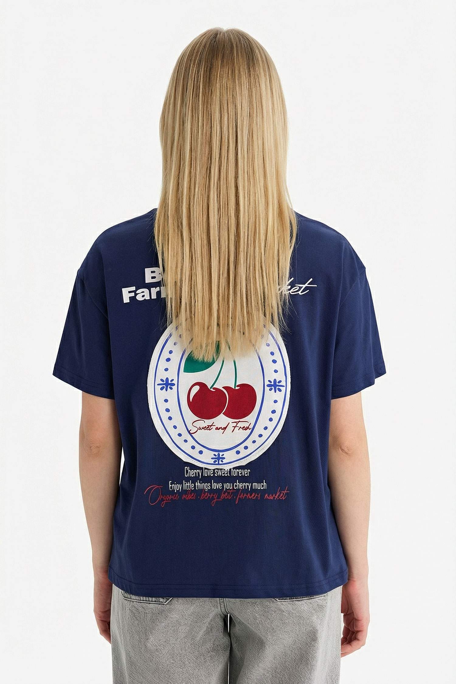 Oversize кең пішімді дөңгелек жағалы аппликациялы қысқа жеңді футболка