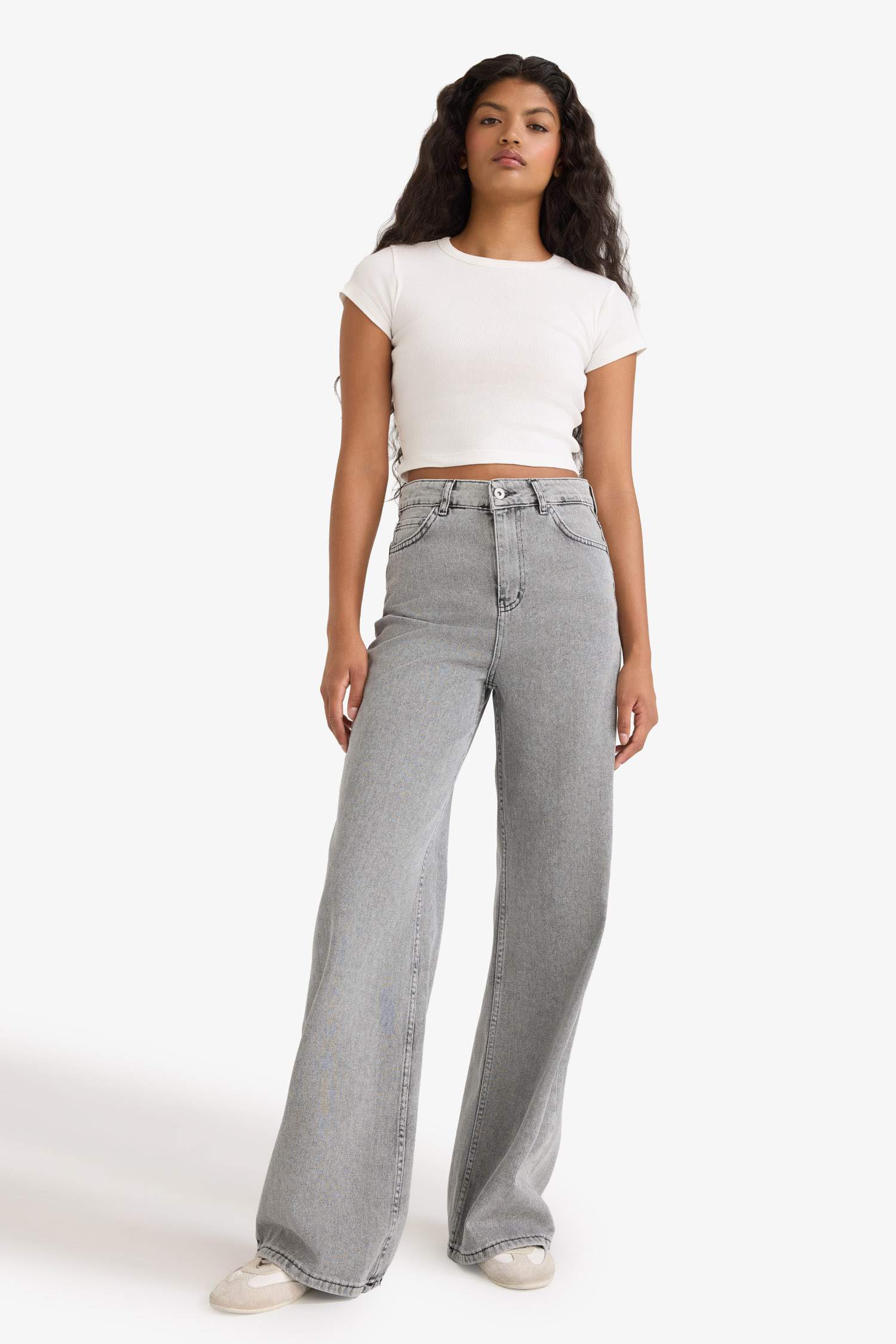 سروال جينز وايد ليج برجل عادي