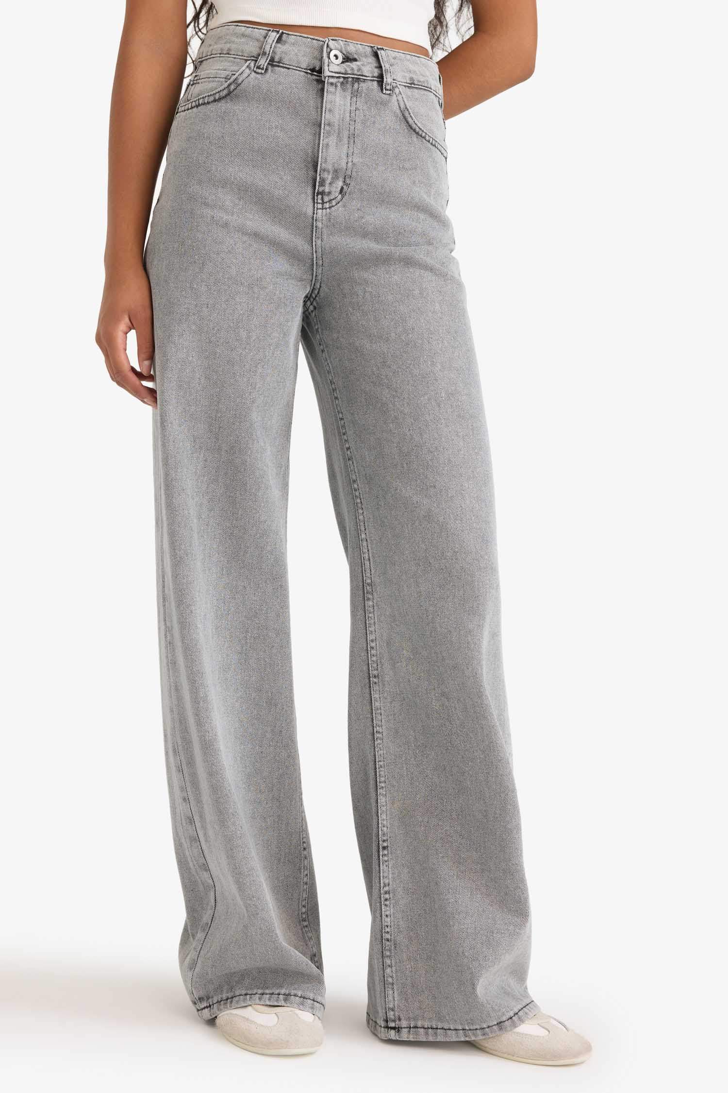 سروال جينز وايد ليج برجل عادي