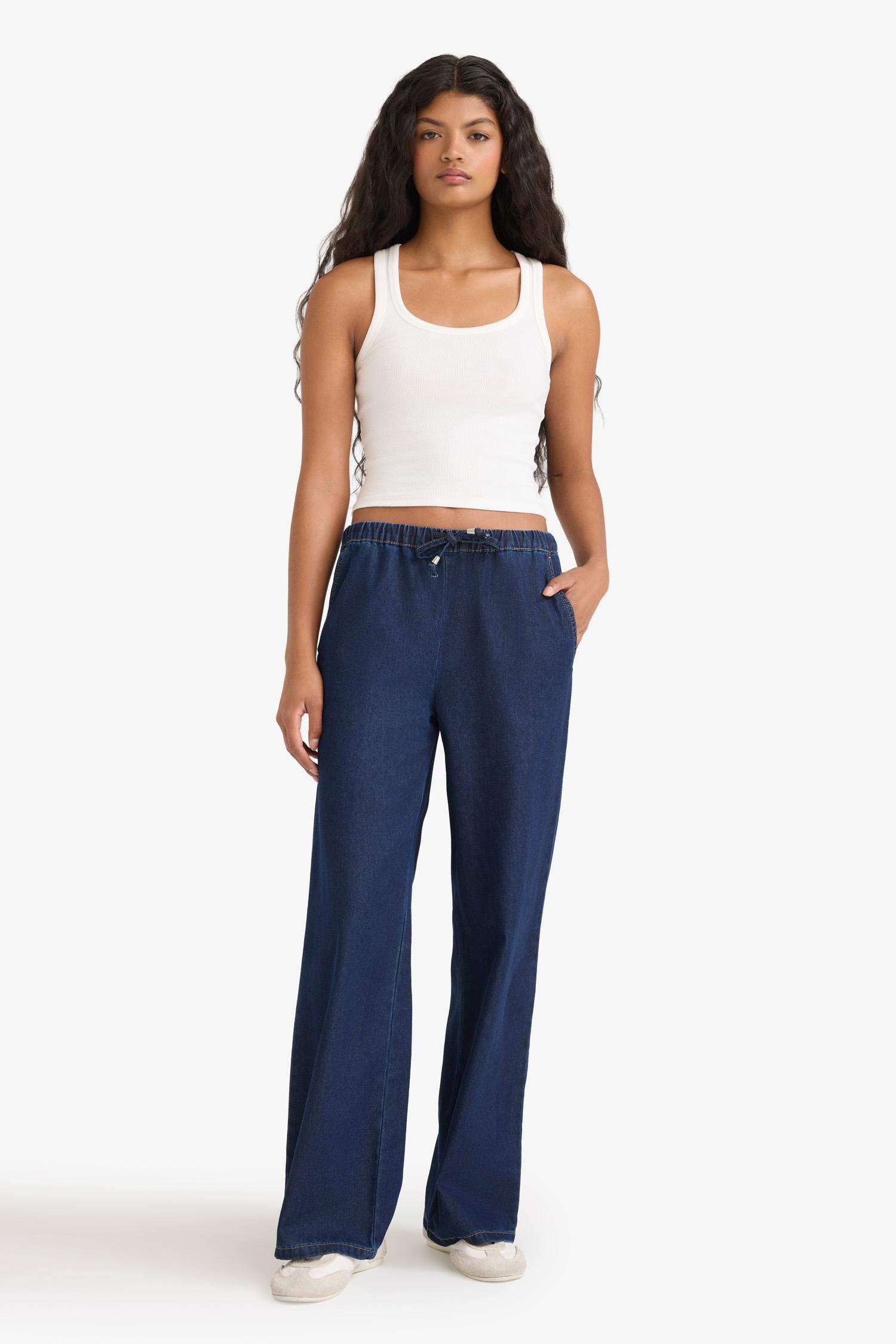 سروال جينز وايد ليج برجل عادي