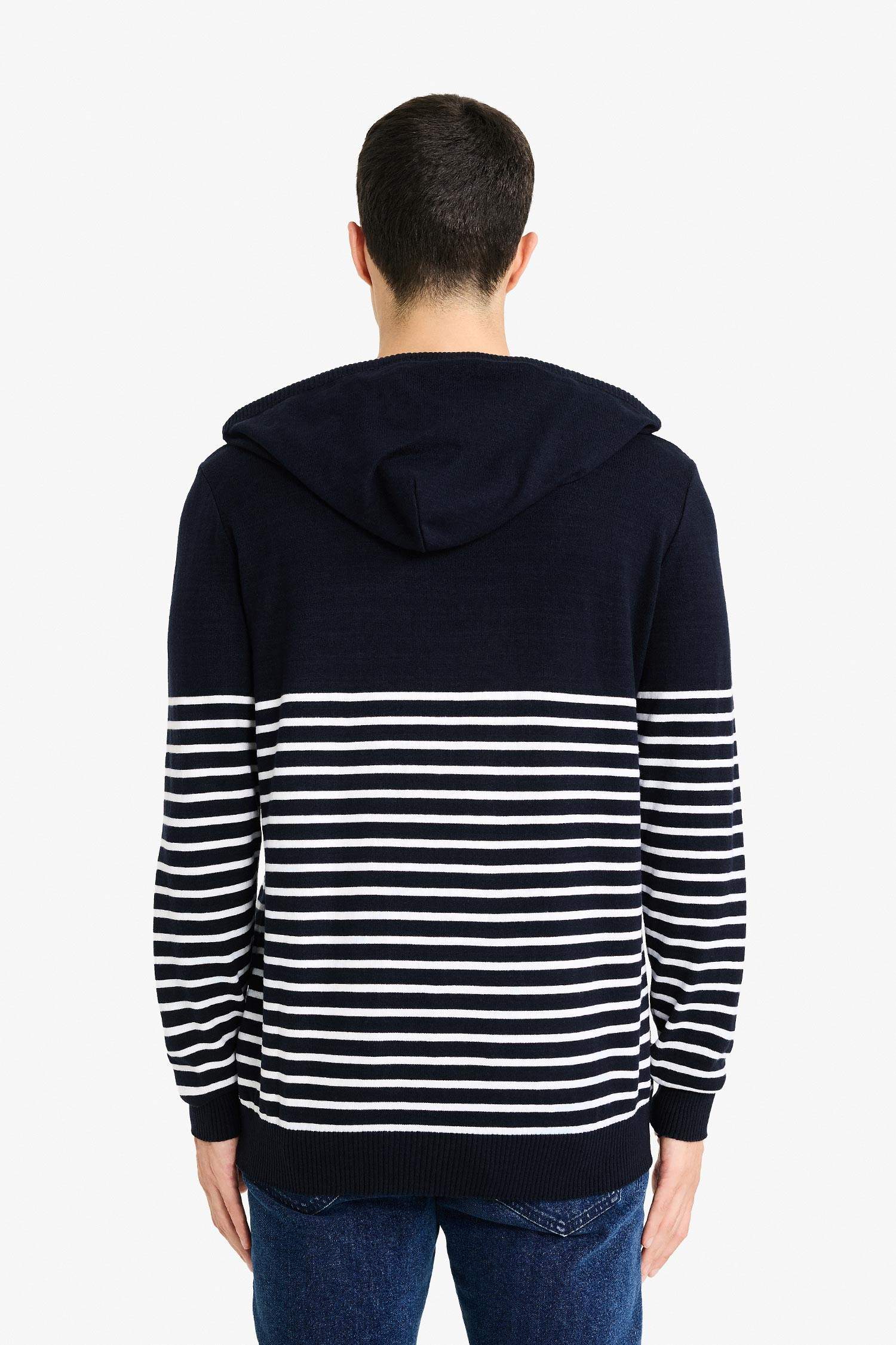 سترة تريكو قصة كلاسيكية