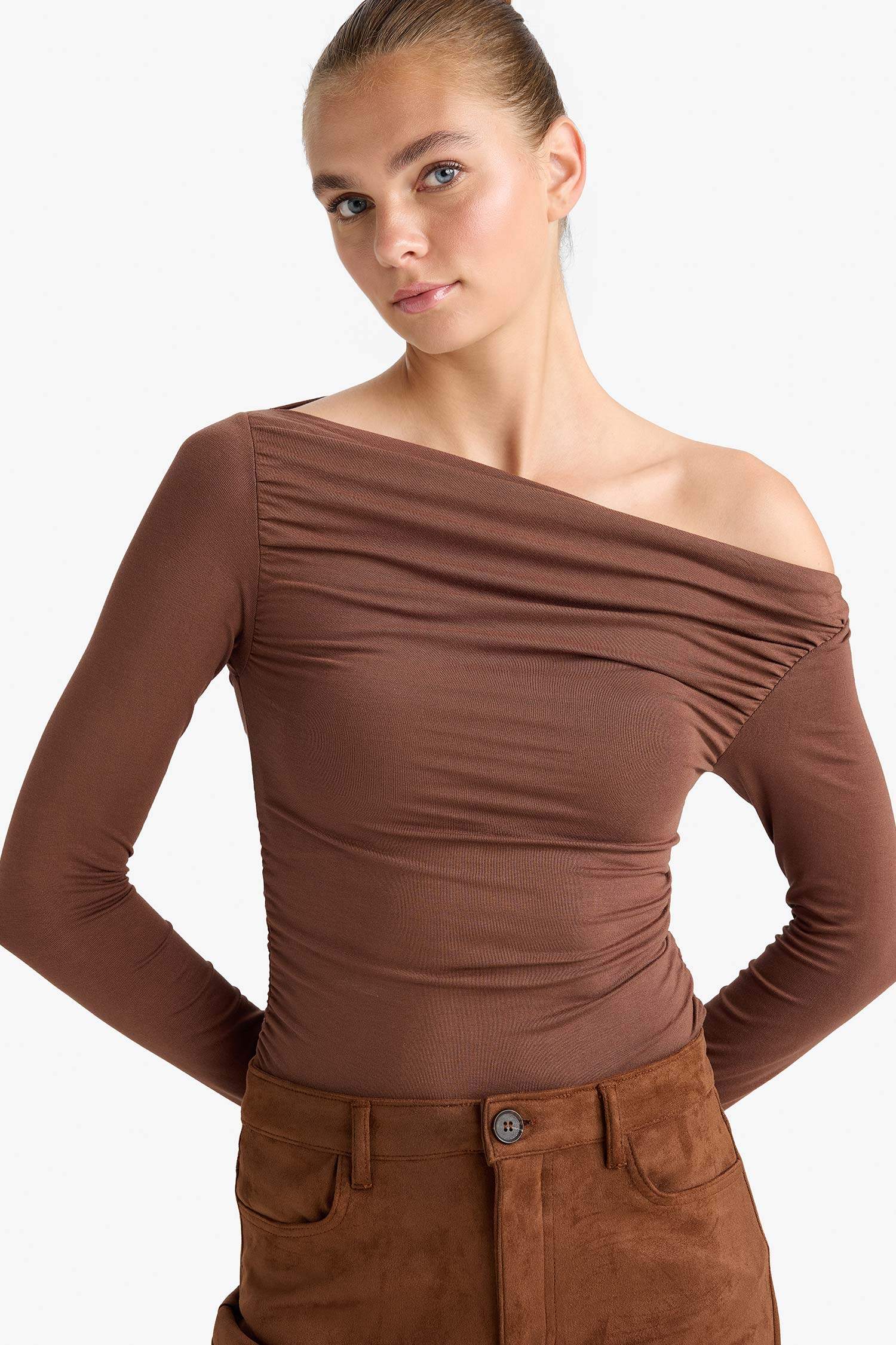 Slim Fit Dar Kesim Omzu Açık Uzun Kollu Bluz