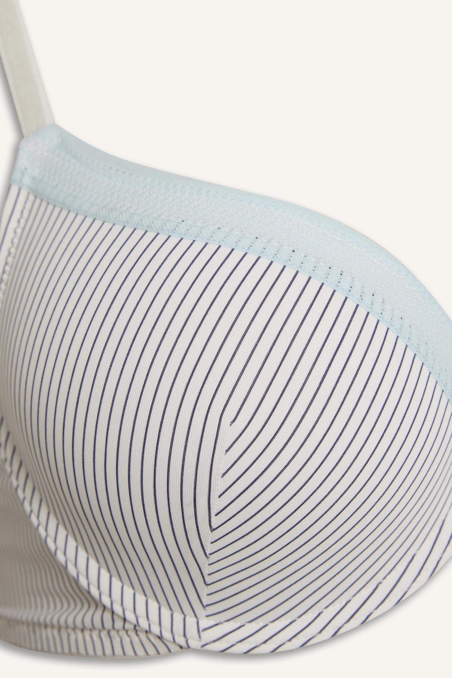 Бюстгальтер для футболки без косточек с микро покрытием уплотненными чашечками и кружевными деталями