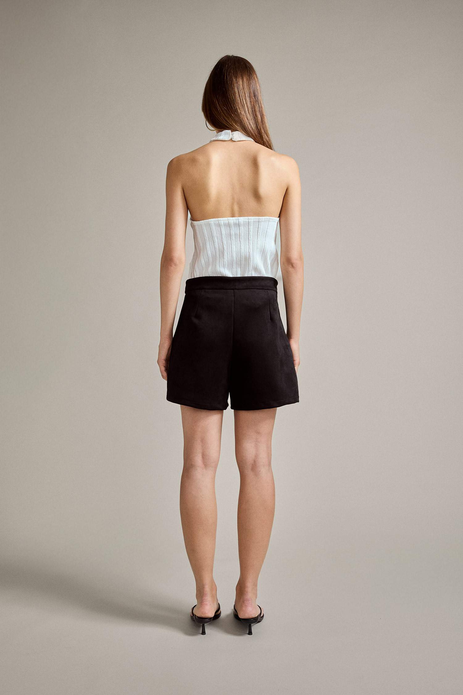 Aksesuar Detaylı Süet Şort