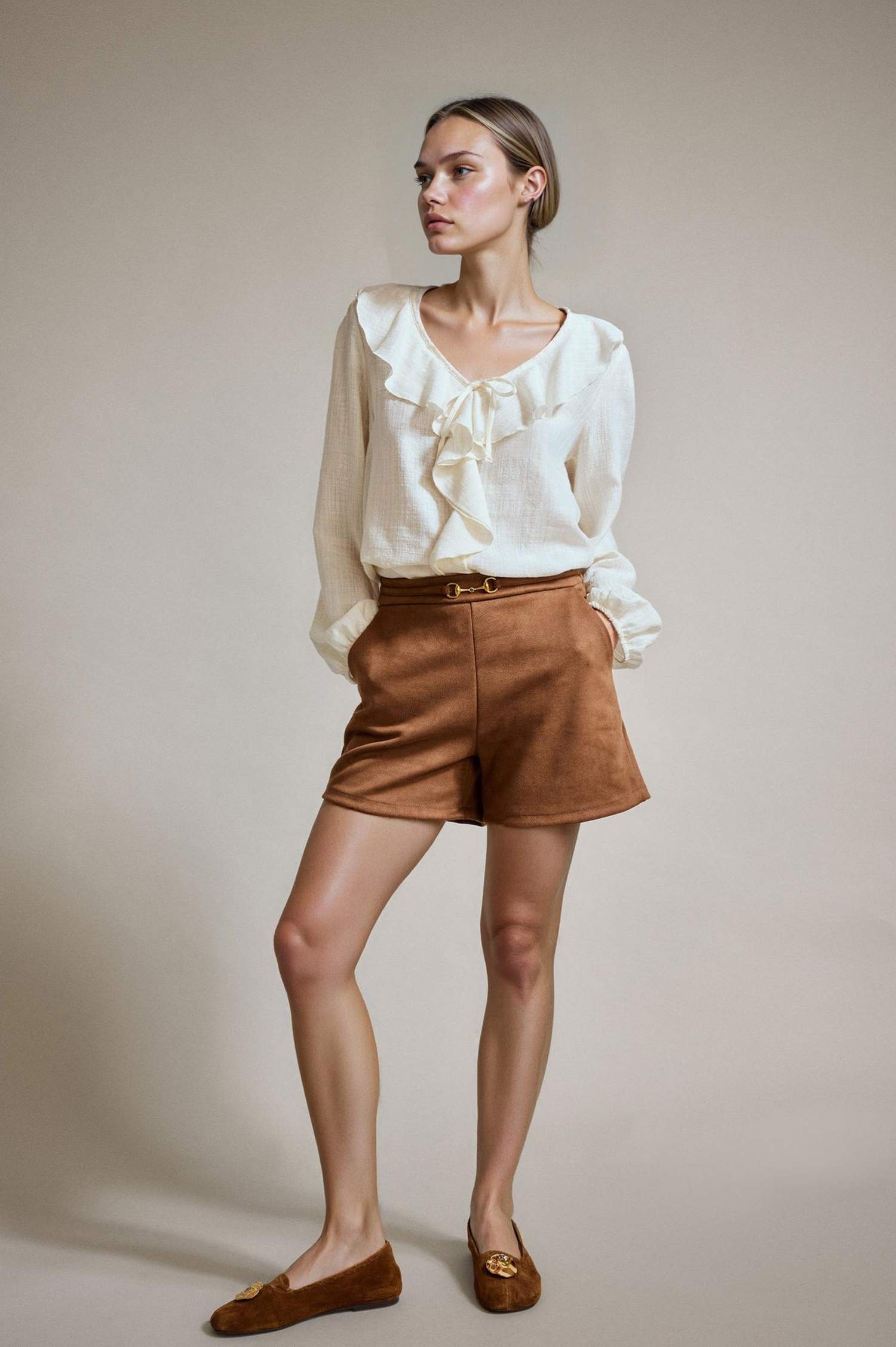 Aksesuar Detaylı Süet Şort