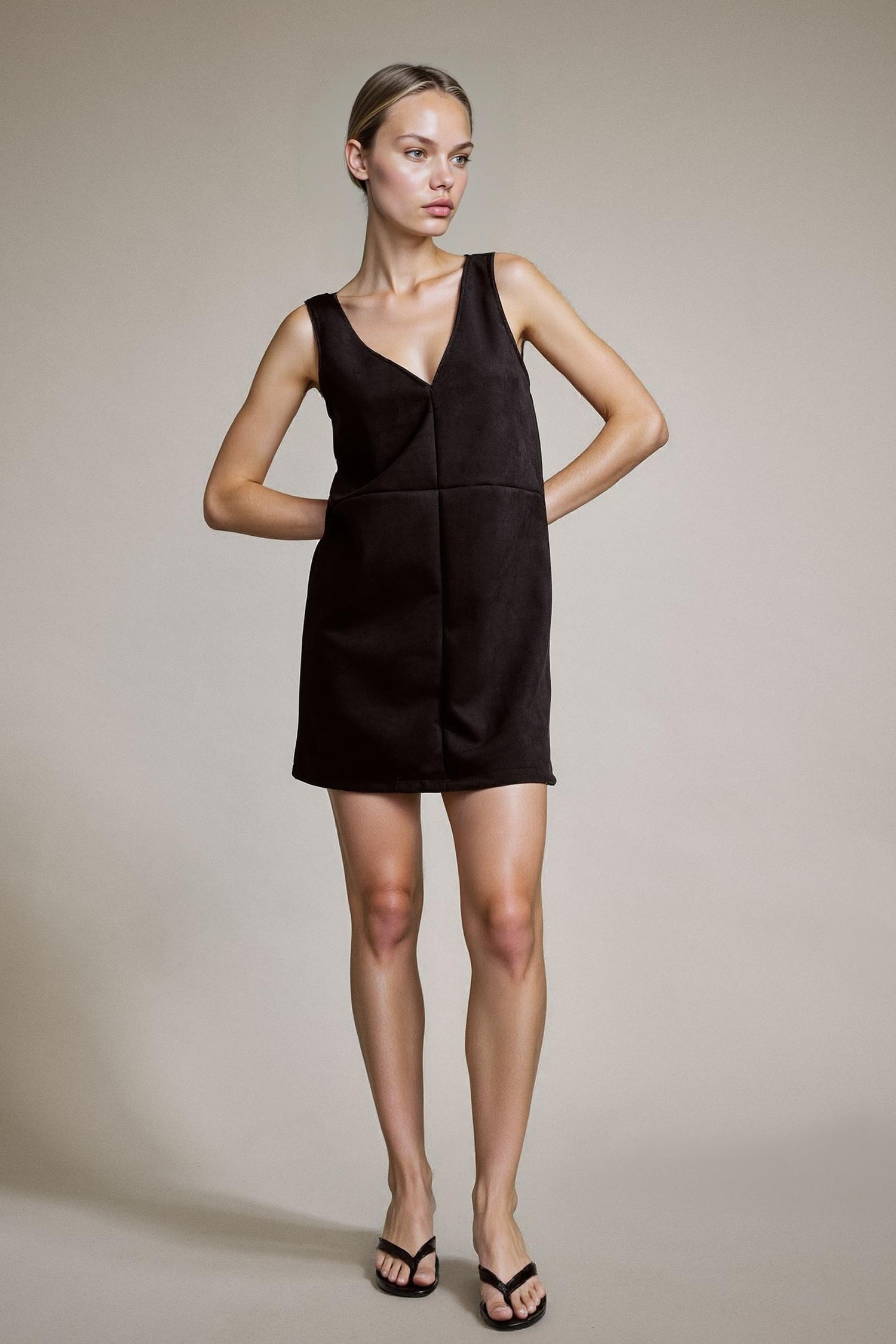 V Yaka Kalın Askılı Süet Mini Elbise