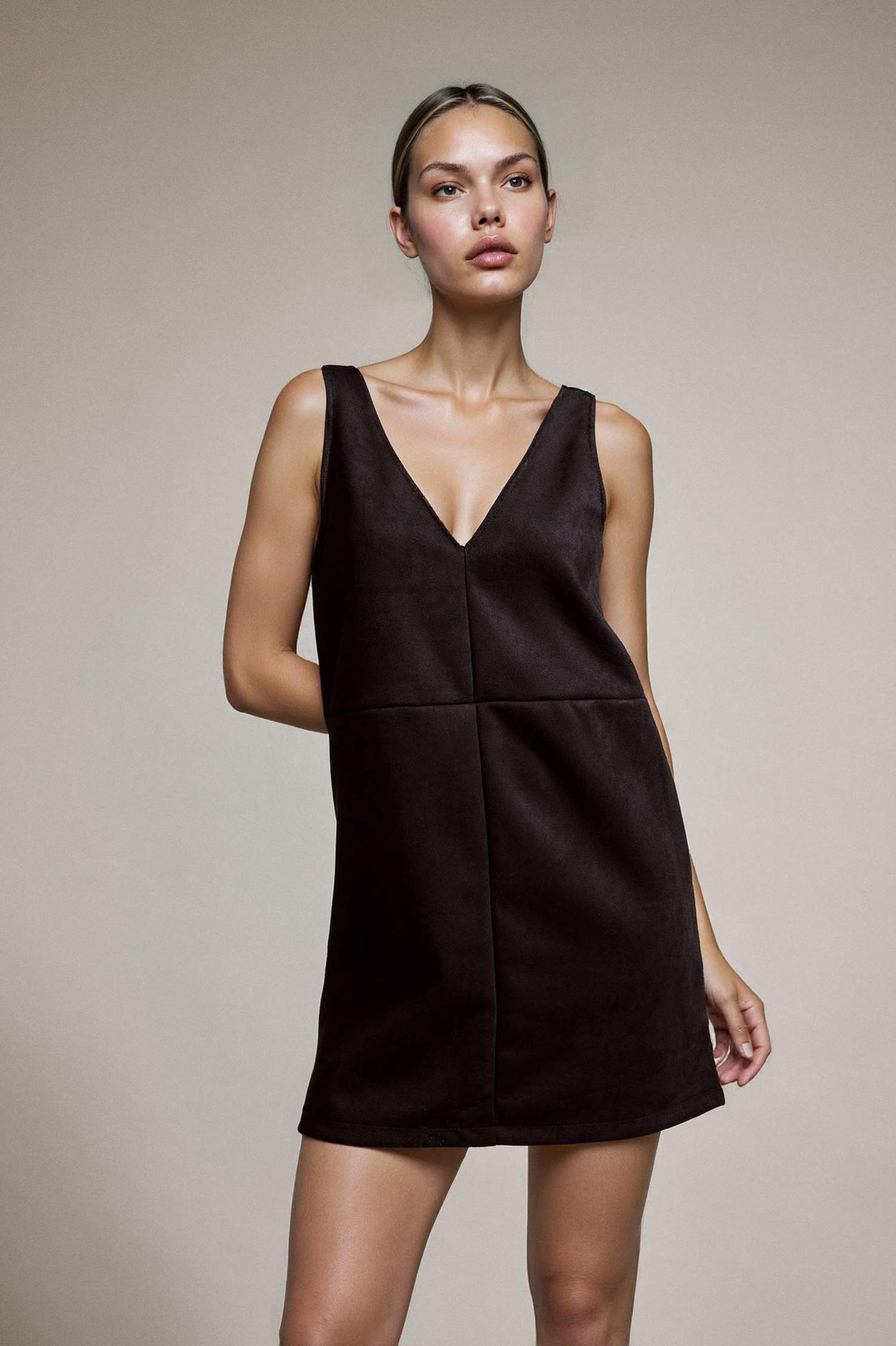 V Yaka Kalın Askılı Süet Mini Elbise