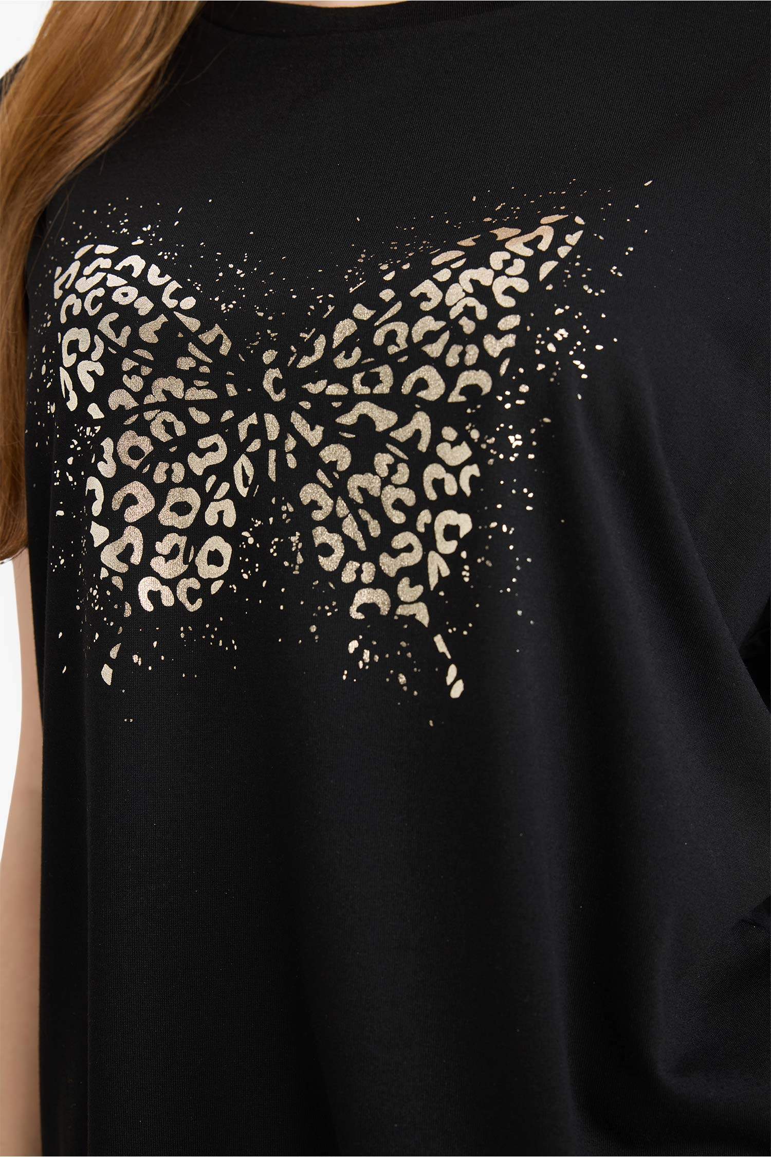 تيشيرت نص ردن بياخة مستديرة وطبعة فراشة