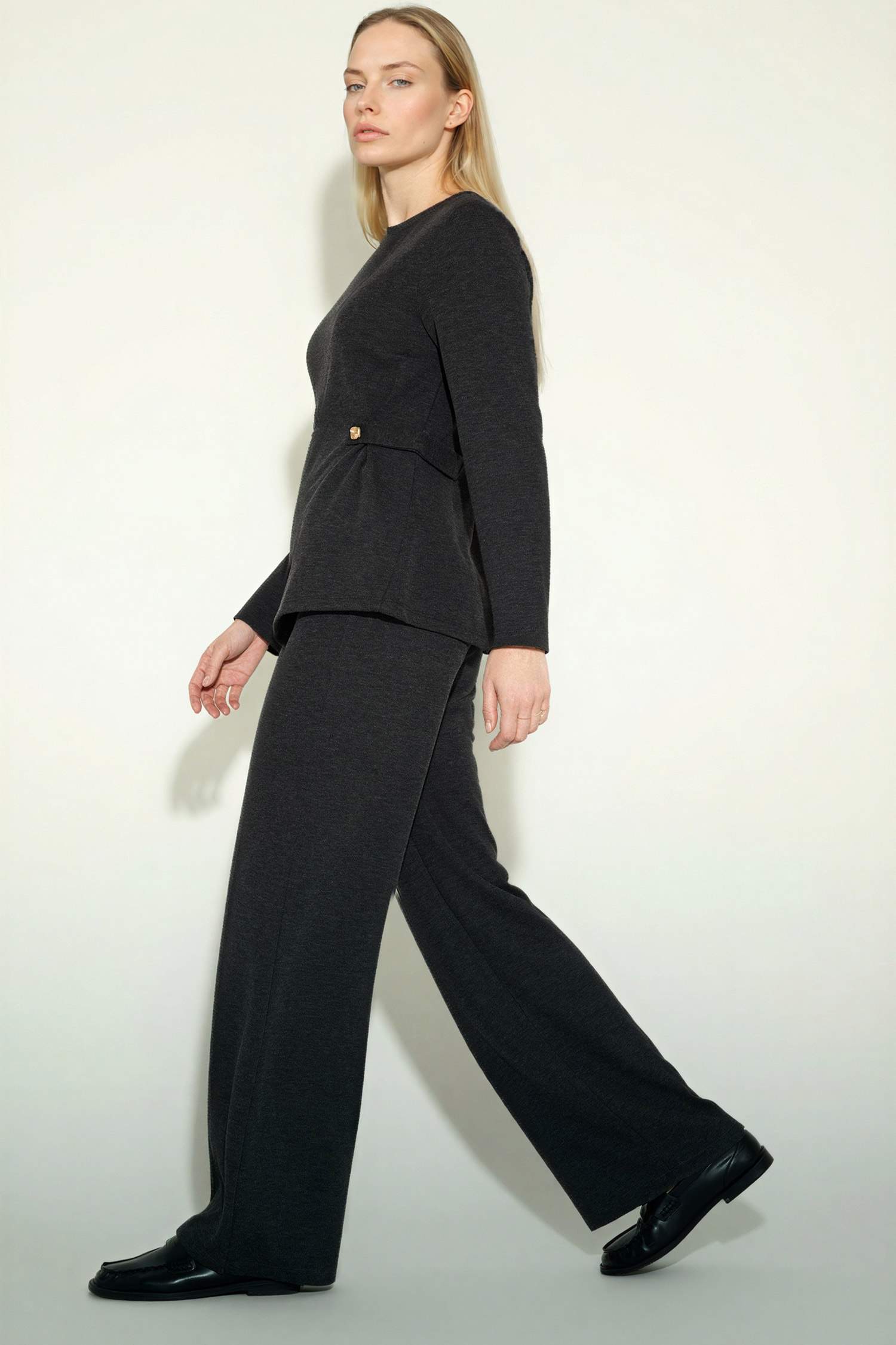 بنطرون بيكيه بقصة مستقيمة ورجل واسع