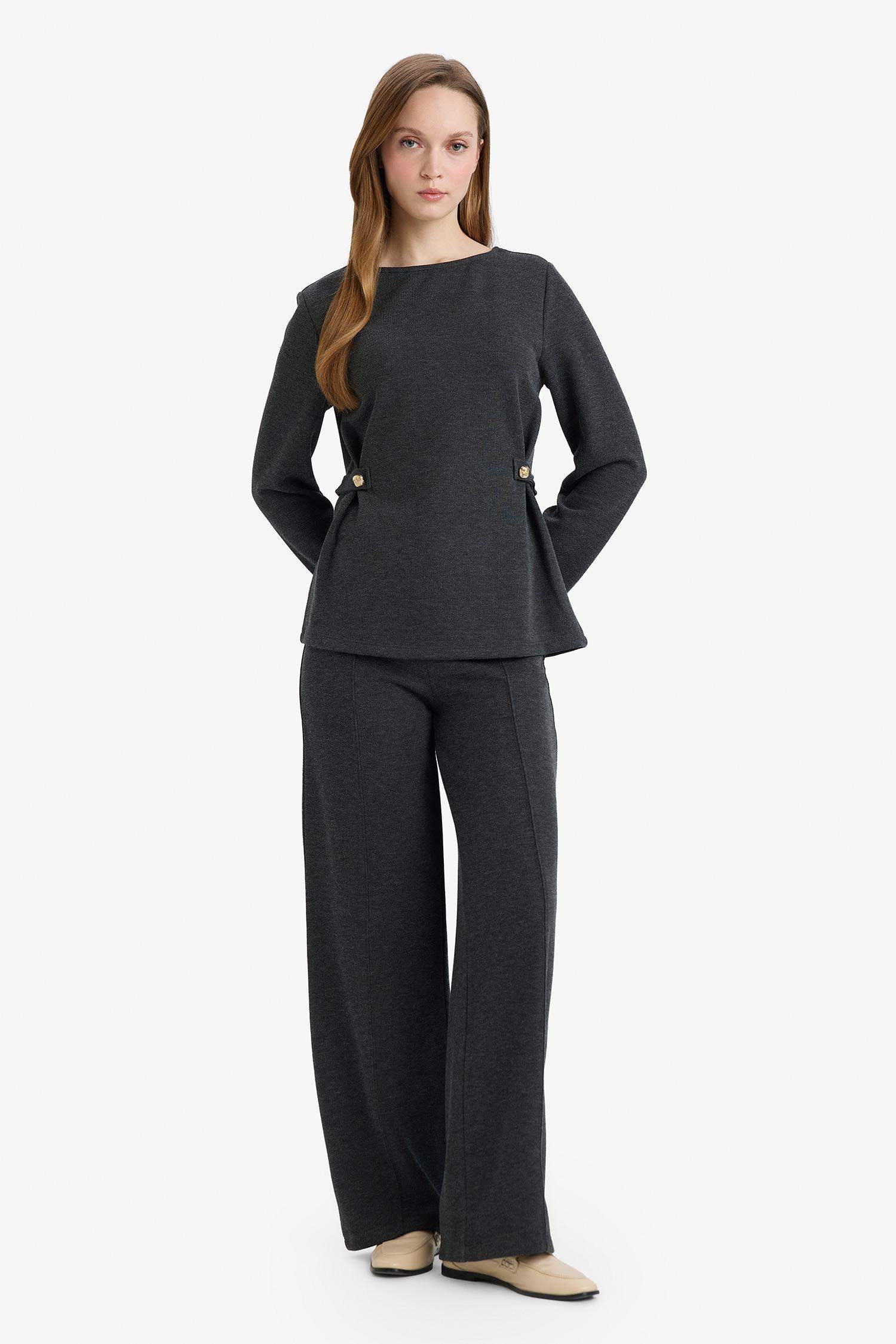 بنطرون بيكيه بقصة مستقيمة ورجل واسع