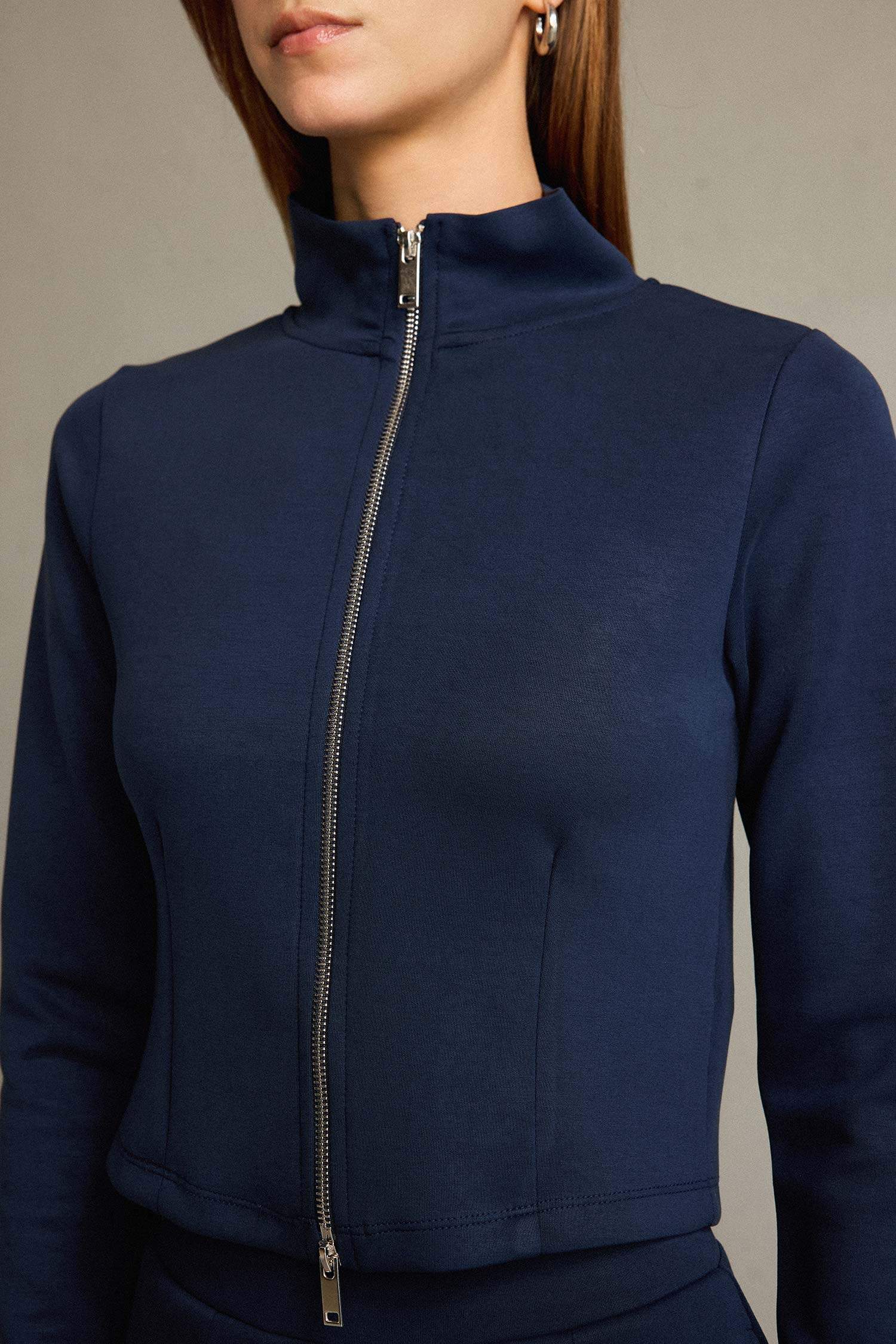 سويت شيرت بياقة عالية بساق بسحاب