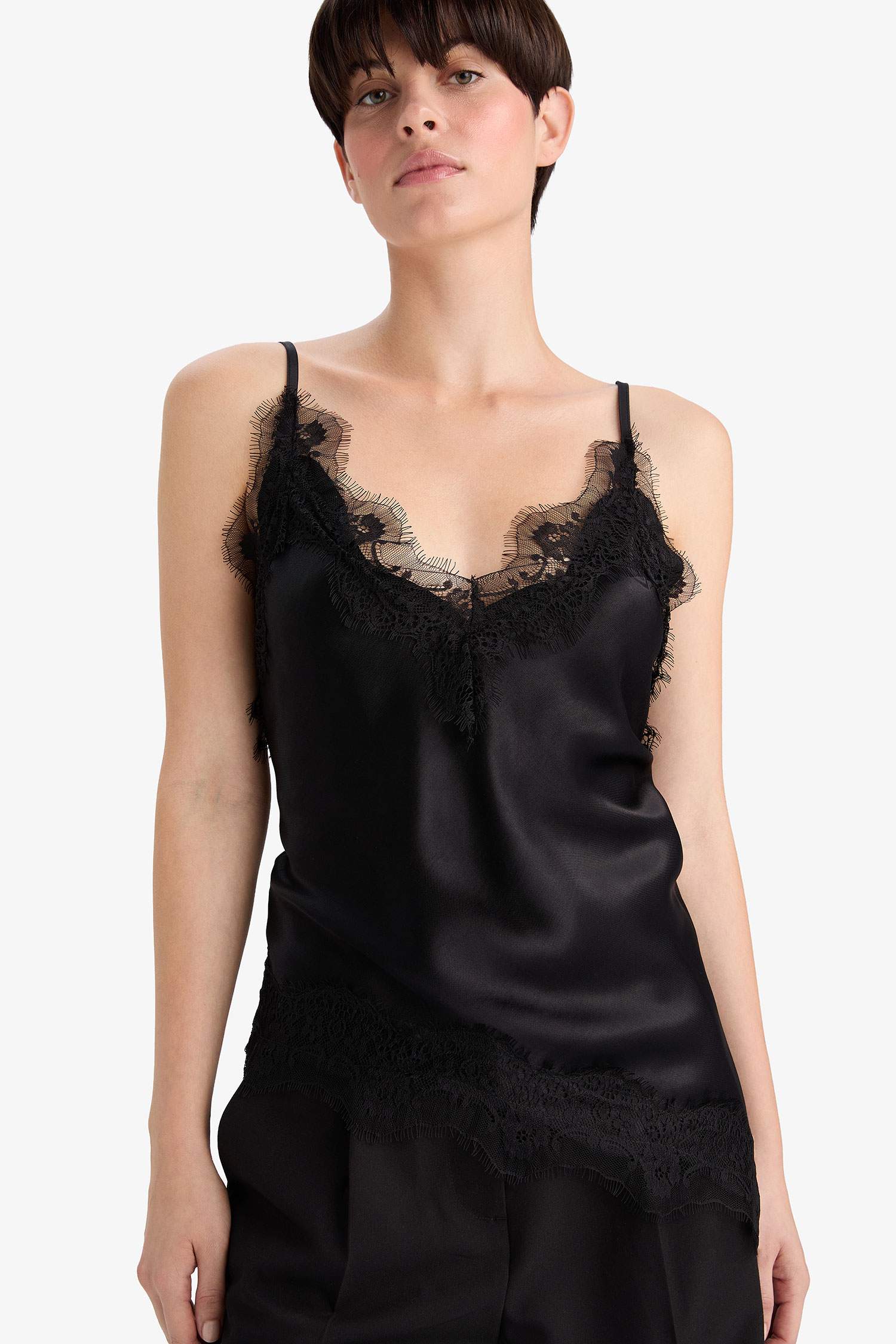 Regular Fit V Yaka Dantel Detaylı Saten İnce Askılı Bluz