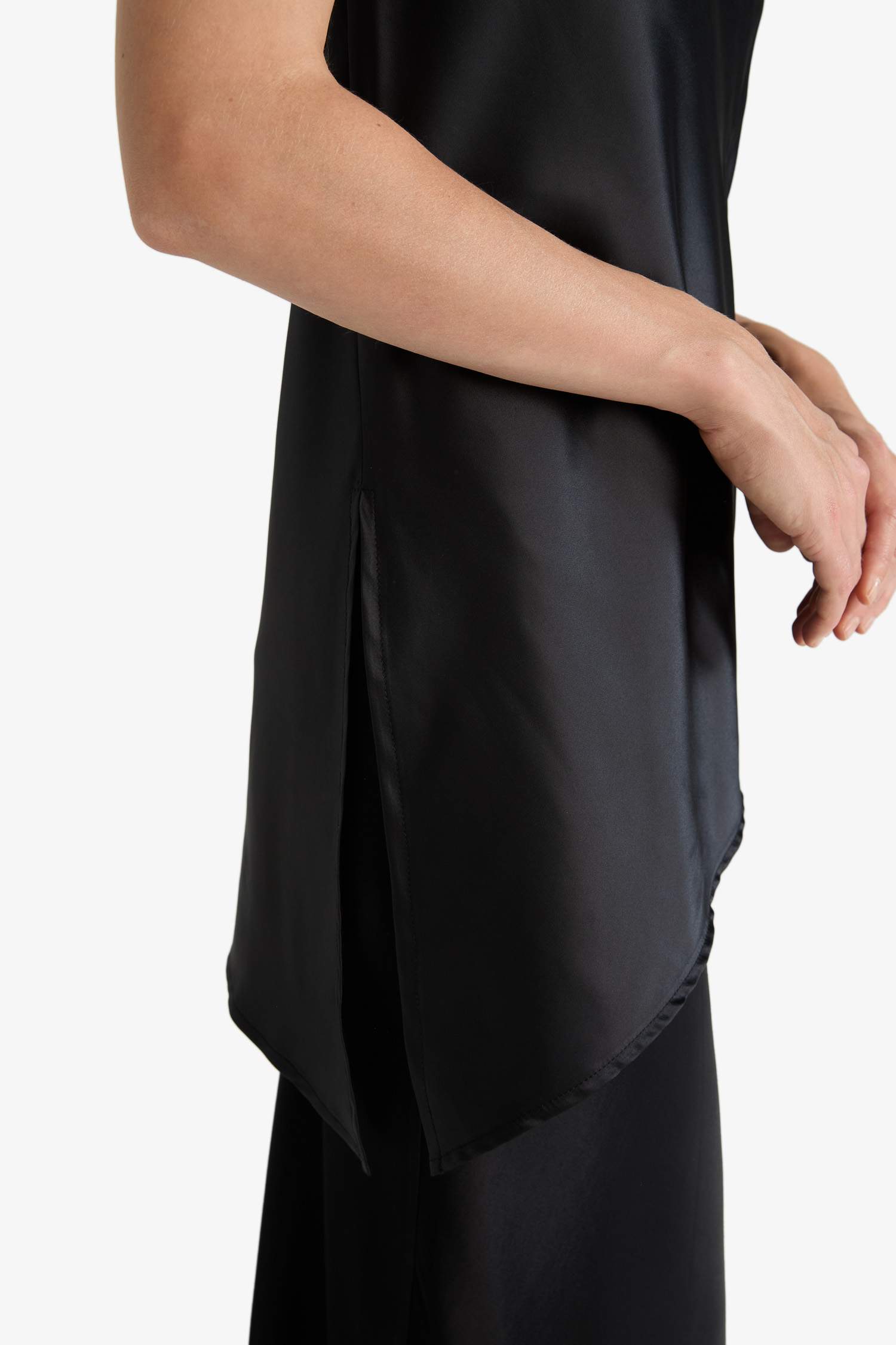 Regular Fit Degaje Yaka Saten Kolsuz Bluz