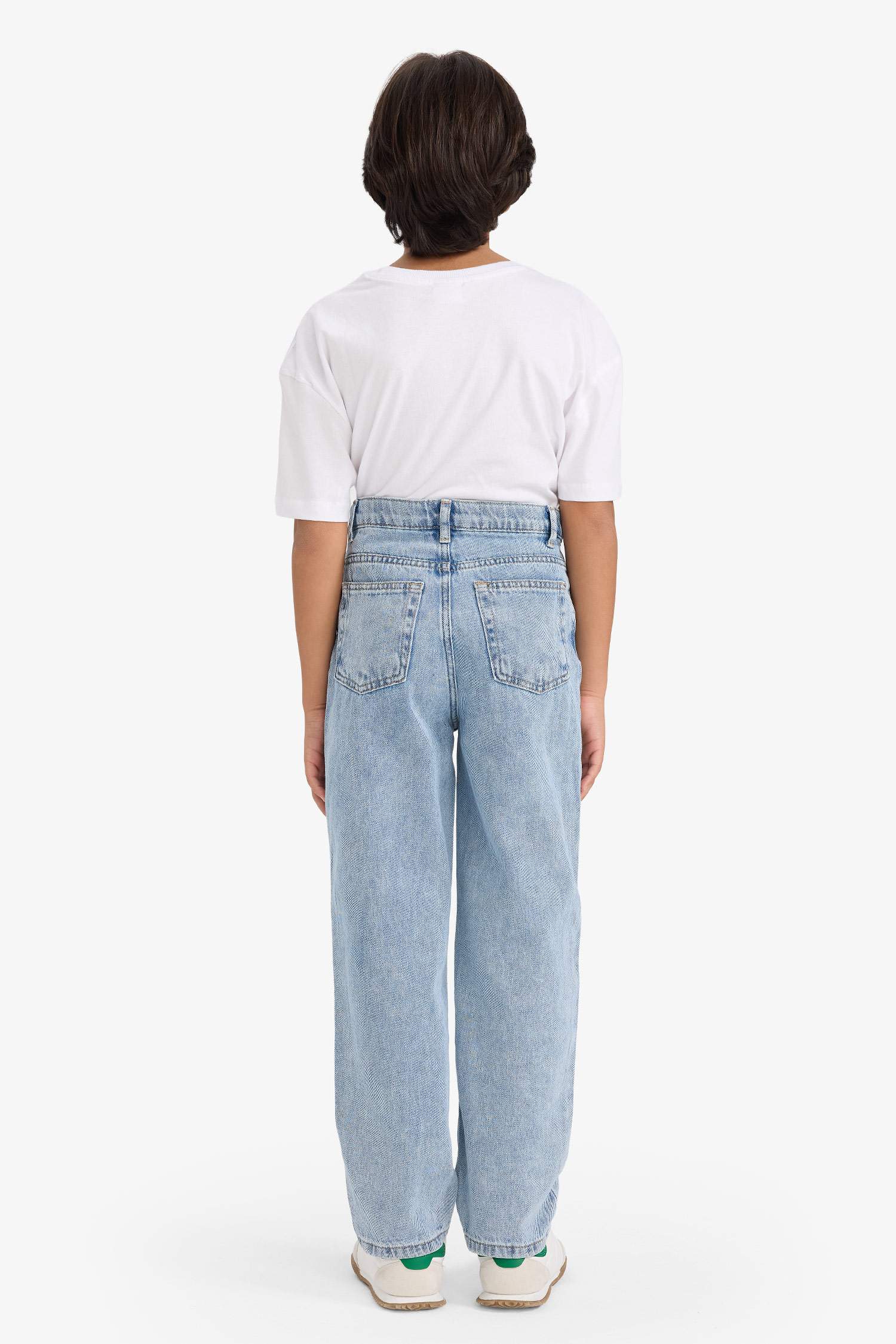 بنطرون جينز ولادي قصة فضفاضة برجل عادية وتفاصيل ممزقة