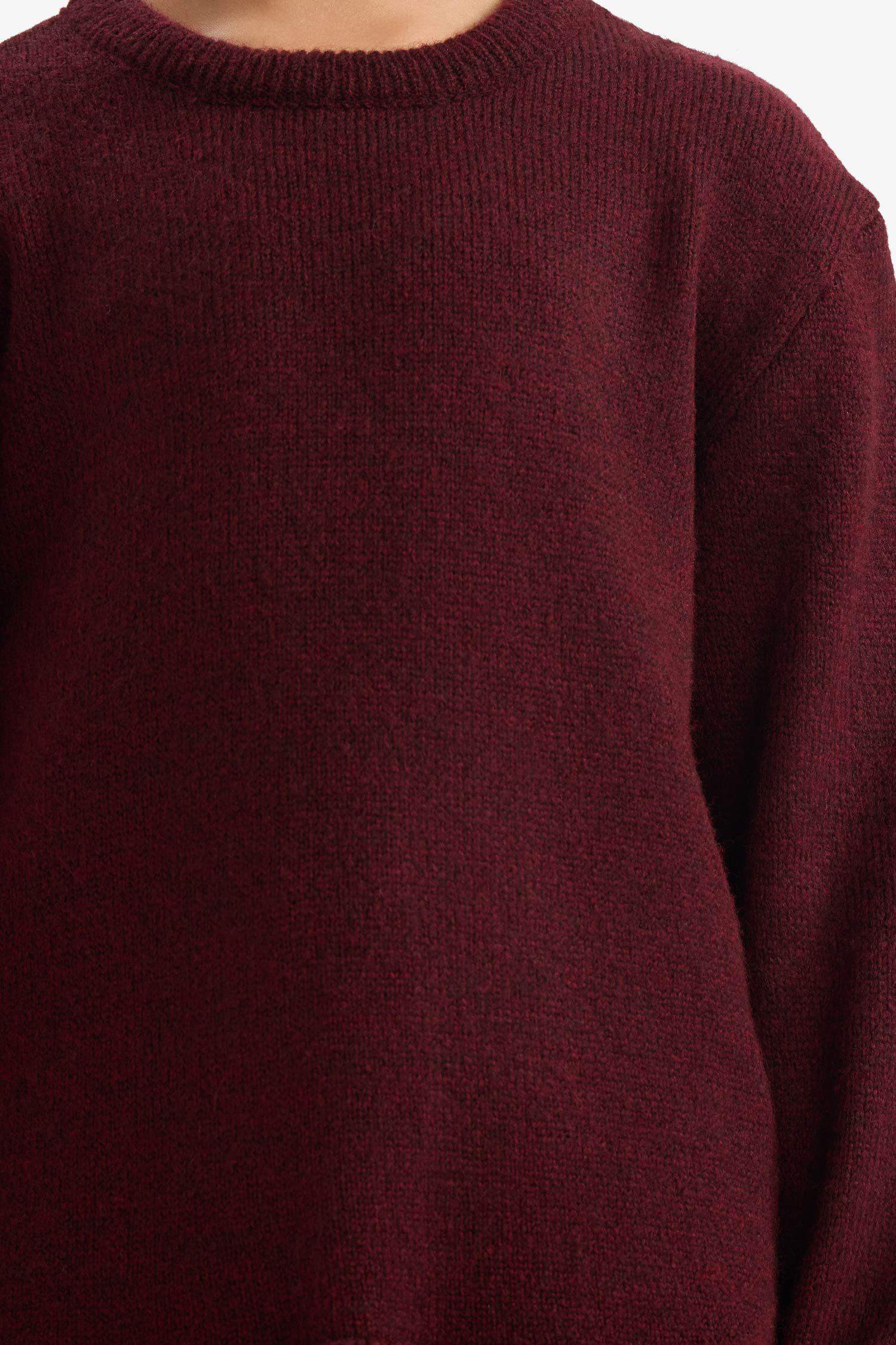 Девочковый свитер с круглым вырезом стандартного покроя