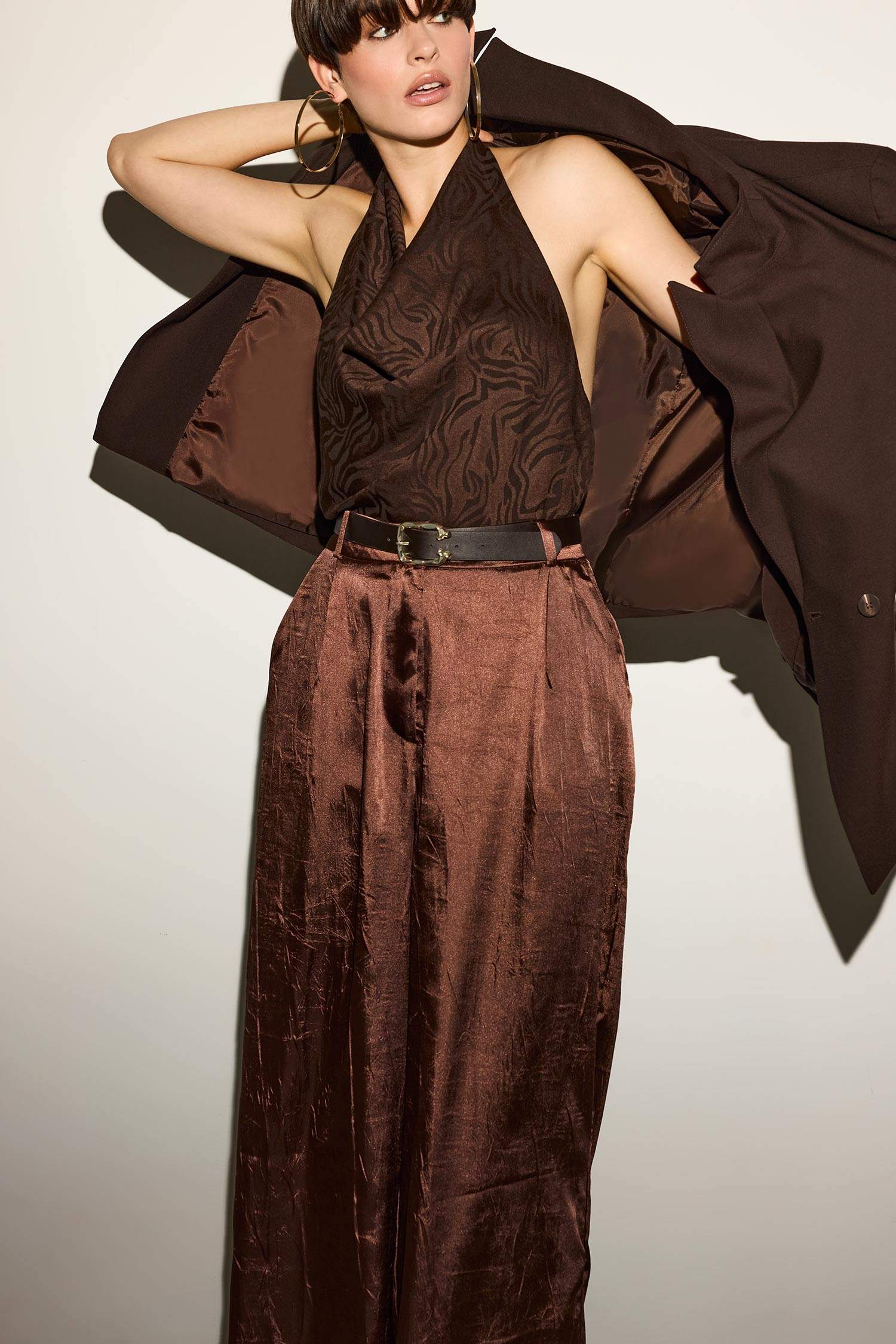 بلوز بدون ردن قصة عادية بياقة هالتر