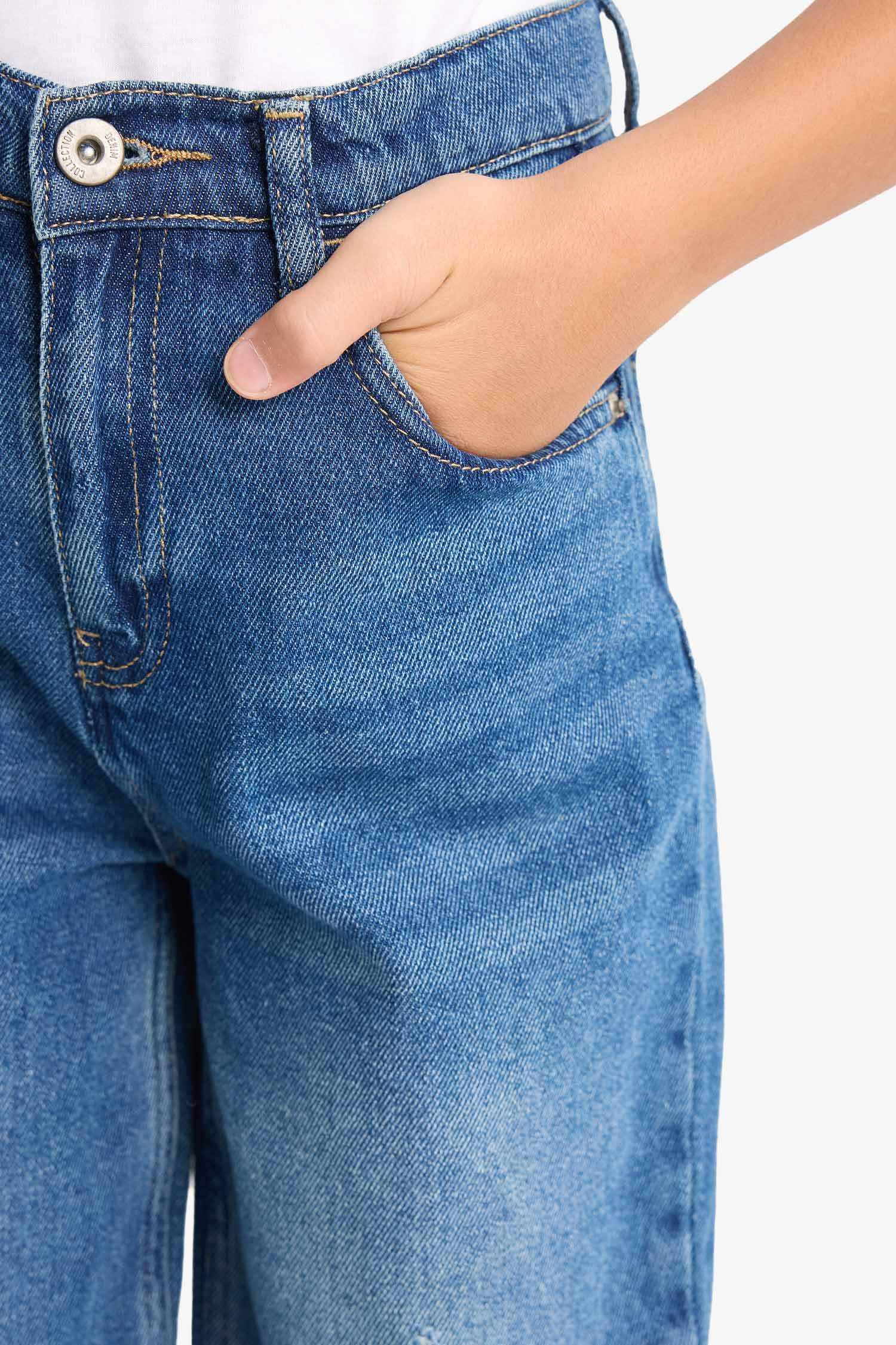 سروال جينز قصة فضفاضة برجل عادي ممزق