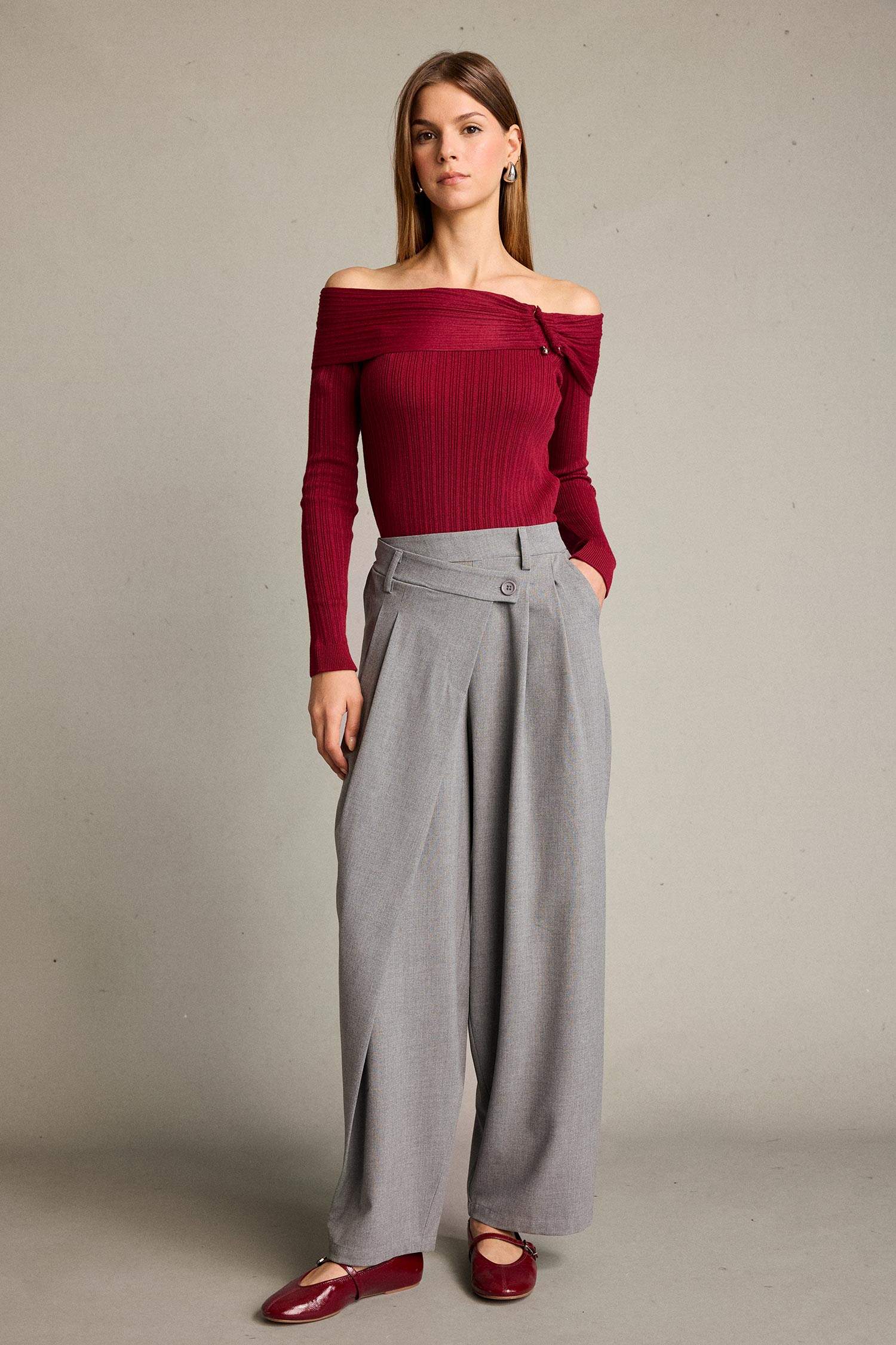 Açık Omuz Toka Detaylı Uzun Kollu Bluz