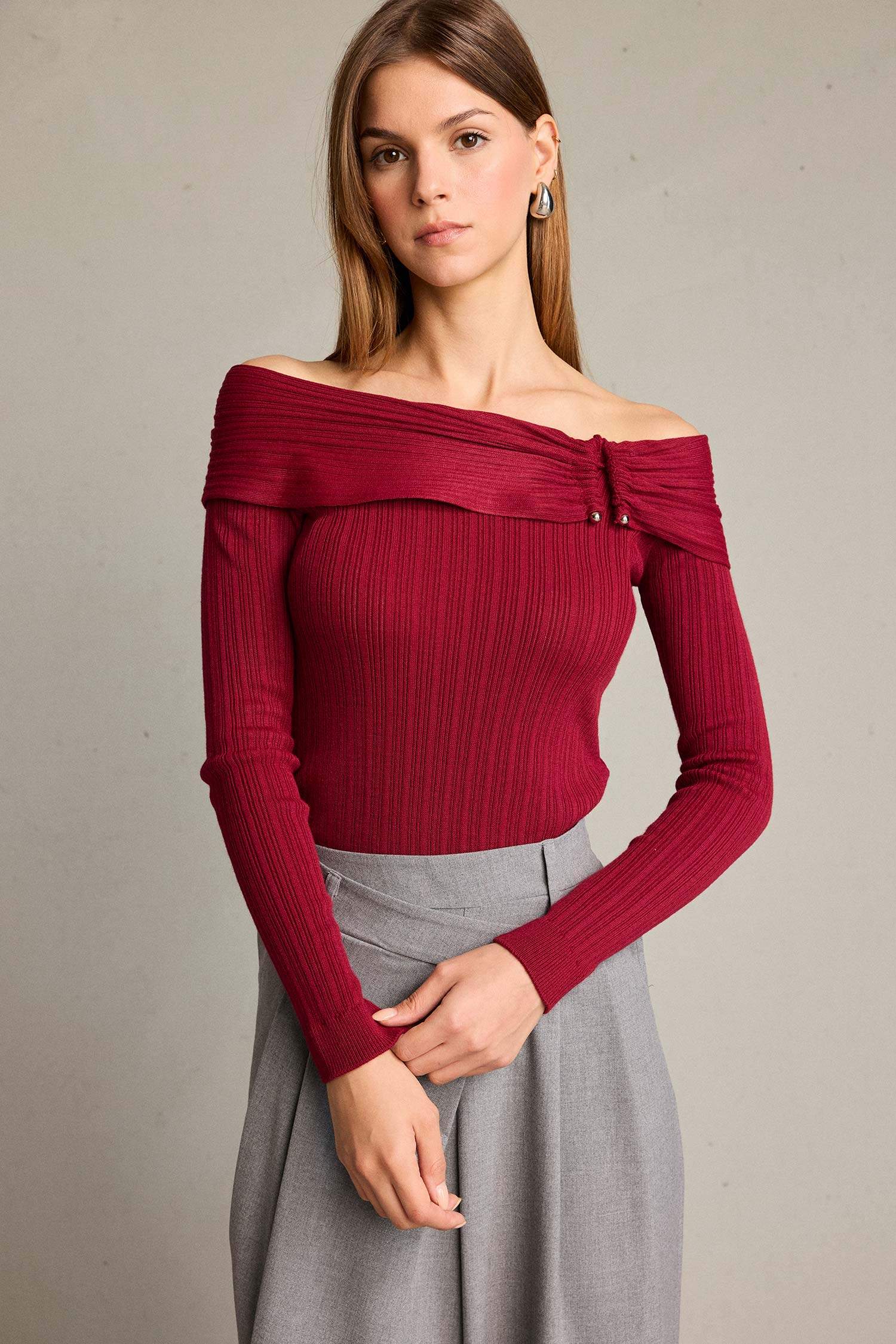 Açık Omuz Toka Detaylı Uzun Kollu Bluz