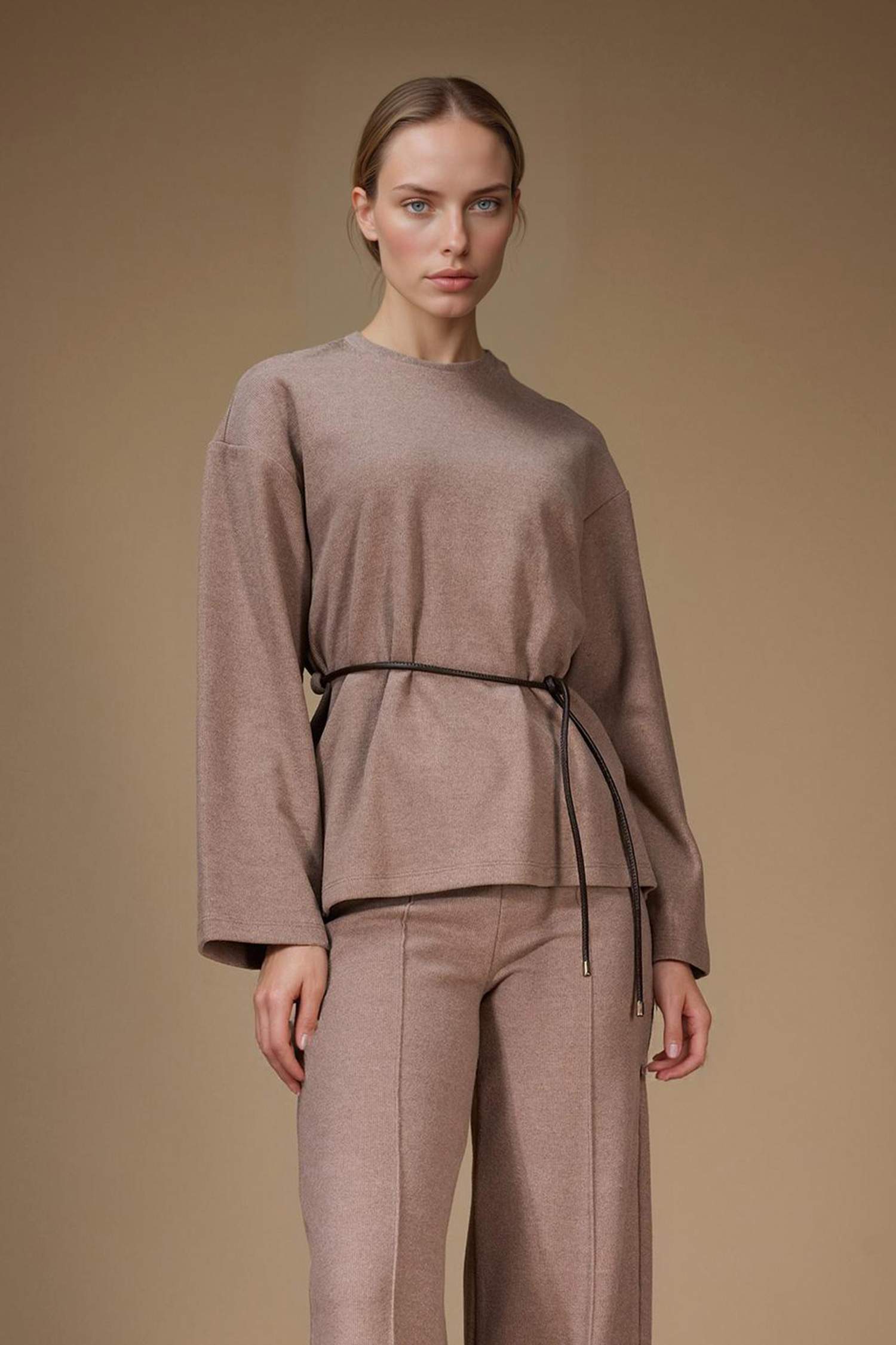 بلوزة كم طويل قصة عادية وياقة مستديرة مفصل برباط