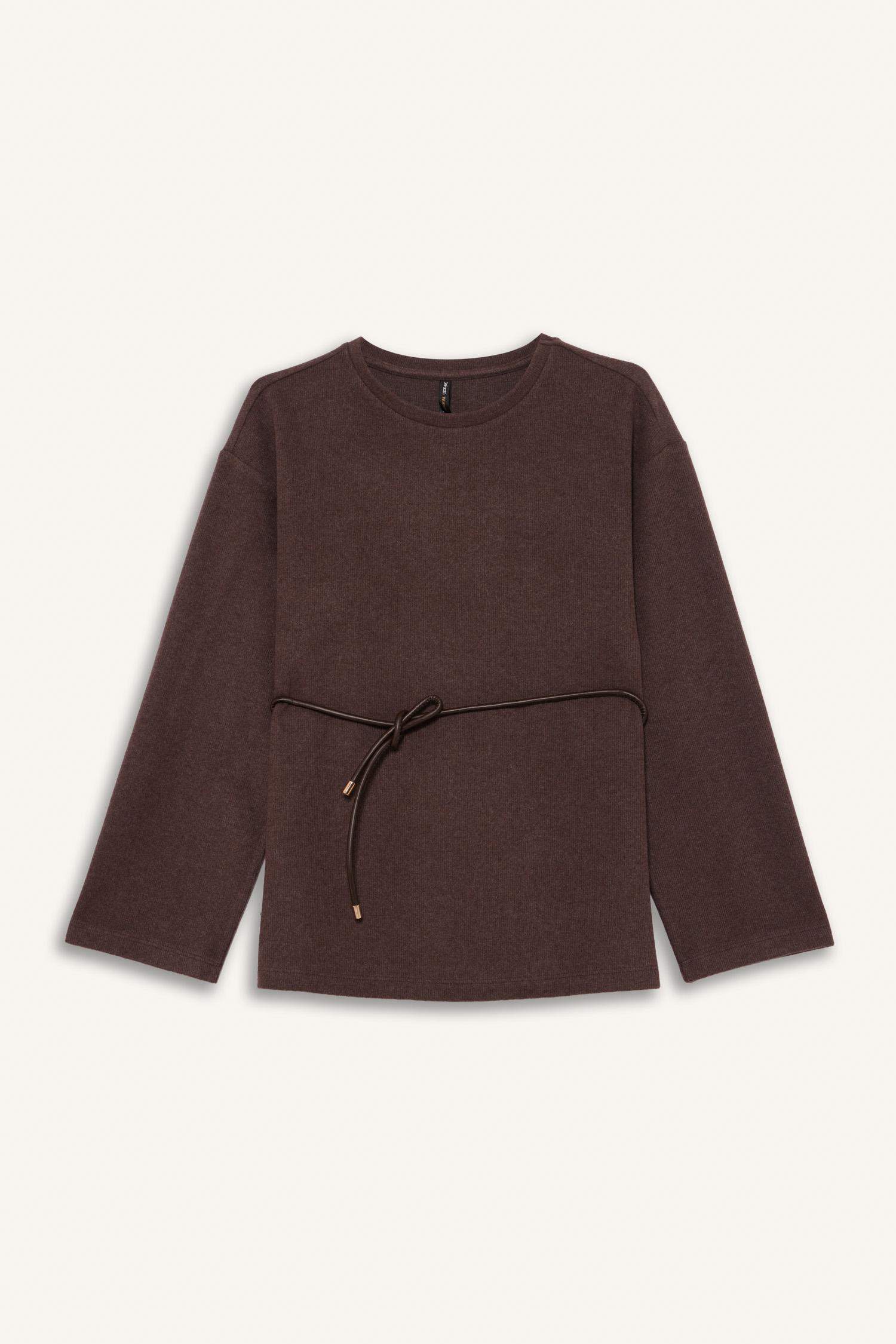 تيشيرت ردن طويل قصىة عادية وياخة مستديرة