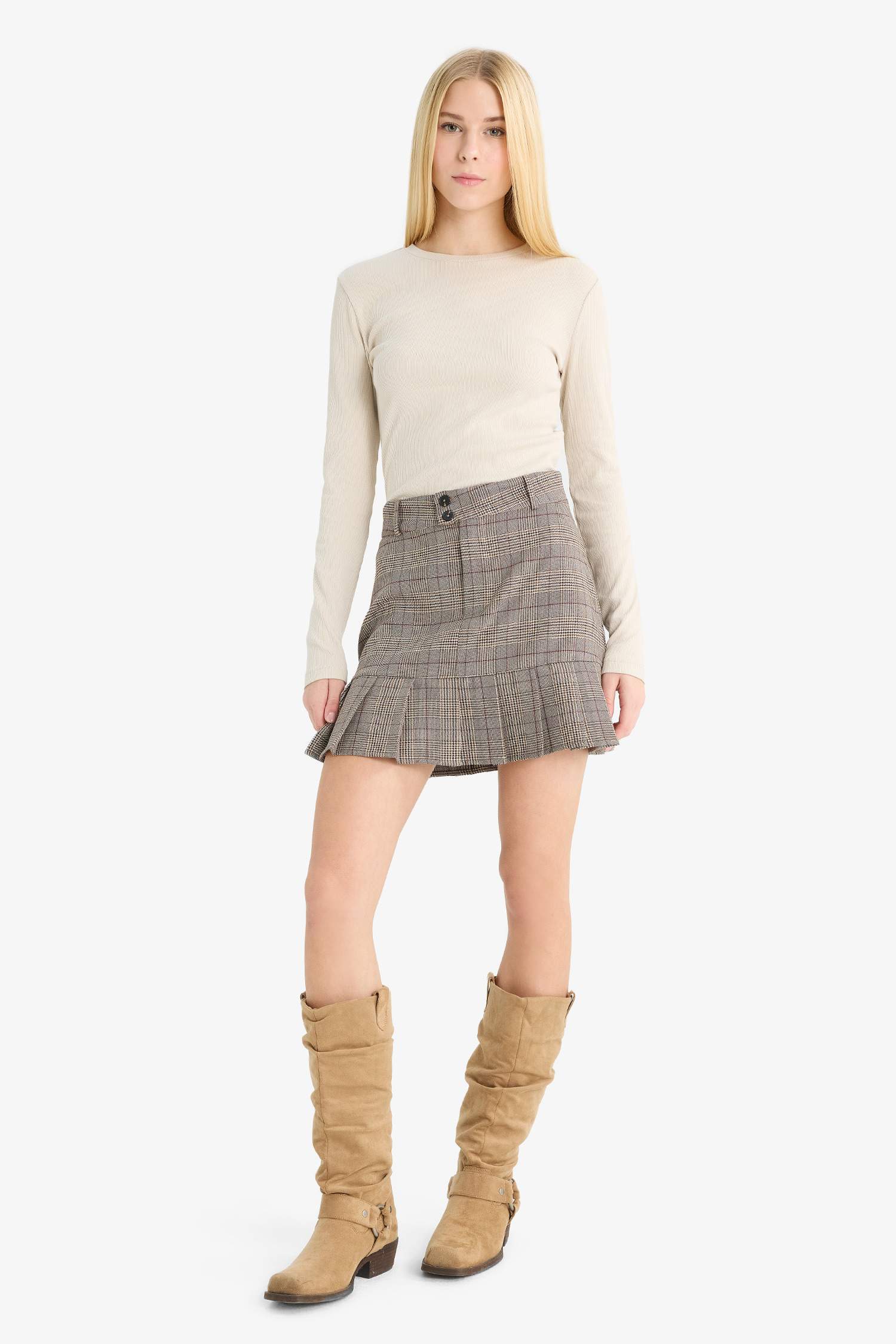 تنورة قصيرة كاروهات بكسرات وخصر عادي