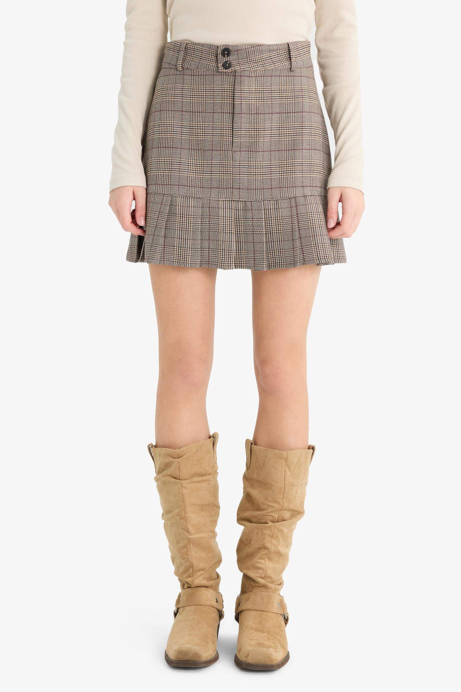 تنورة قصيرة كاروهات بكسرات وخصر عادي