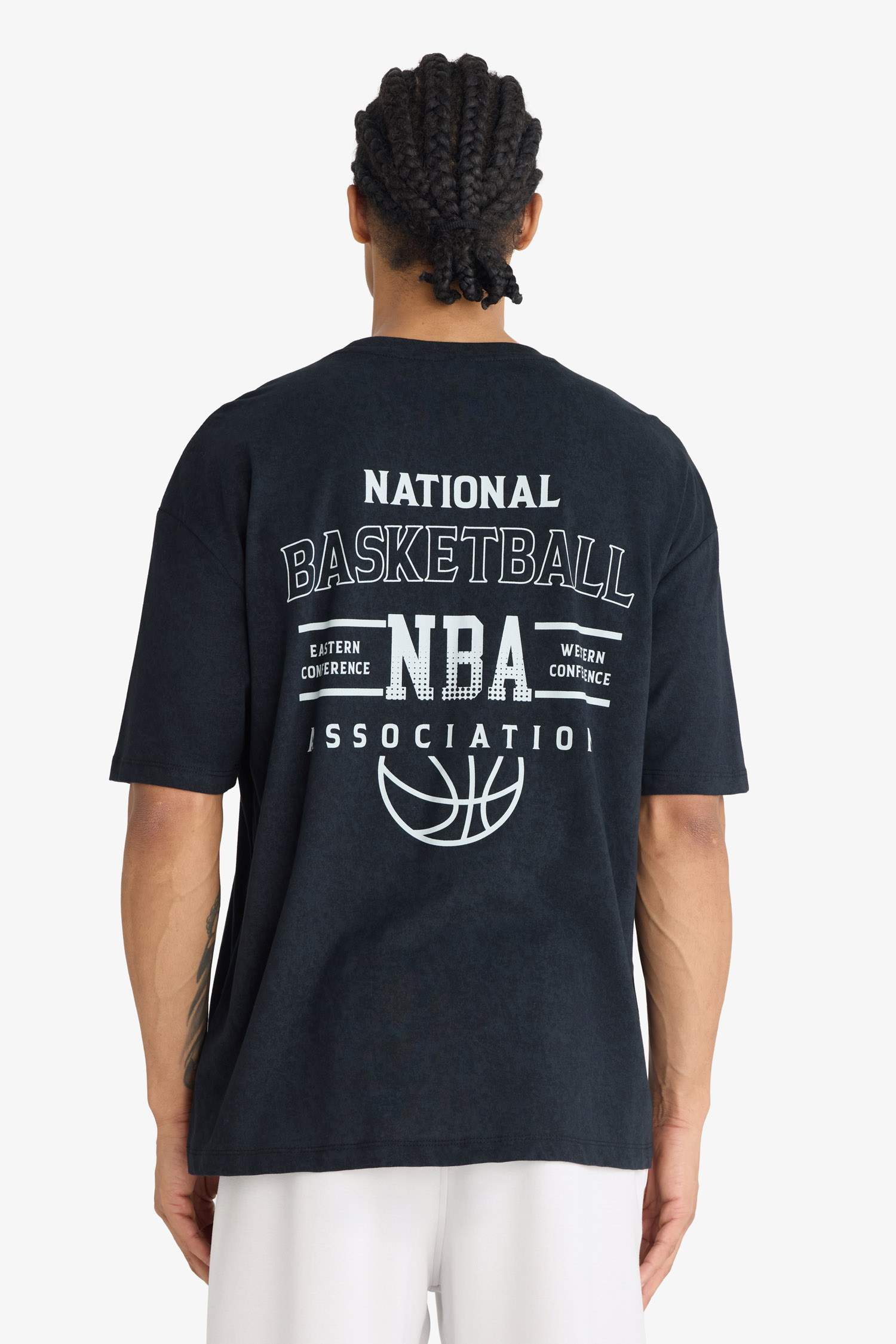 NBA Wordmark Bisiklet Yaka Sırt Baskılı Kısa Kollu Tişört