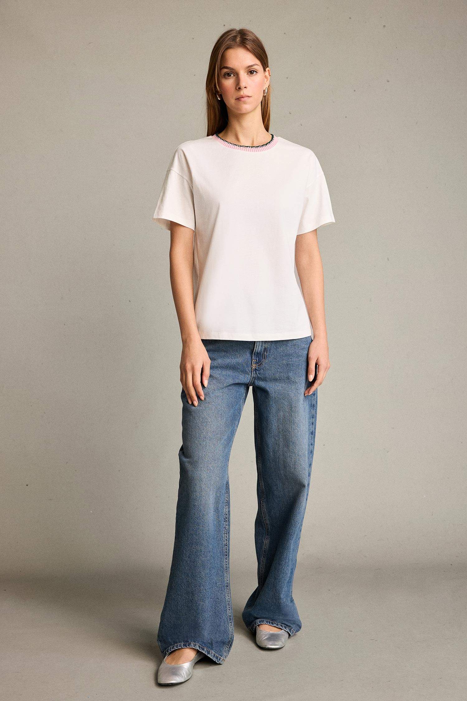 بلوزة مخططة ردن طويل بياقة مستديرة وأكتاف مكشوفة