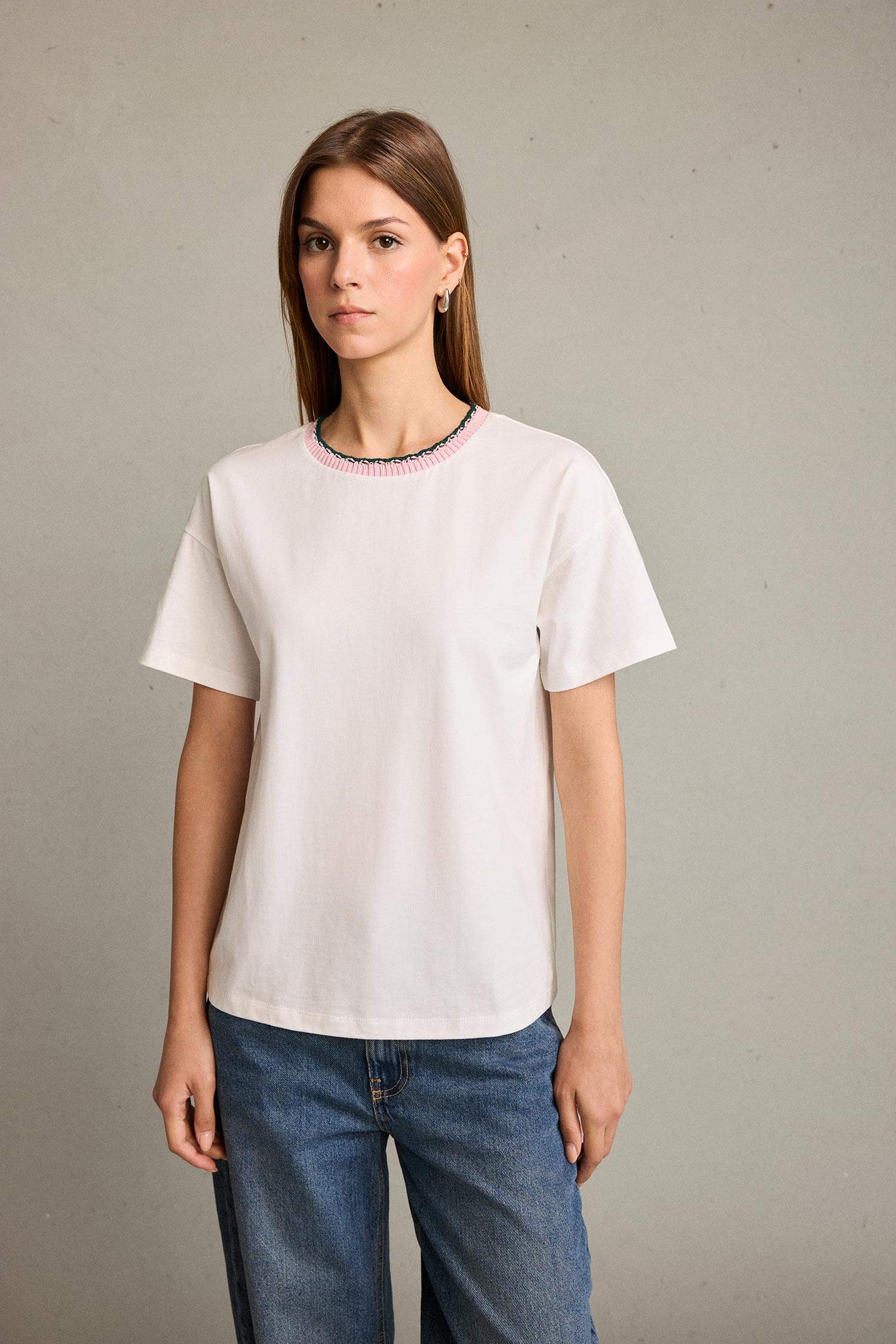 بلوزة مخططة ردن طويل بياقة مستديرة وأكتاف مكشوفة