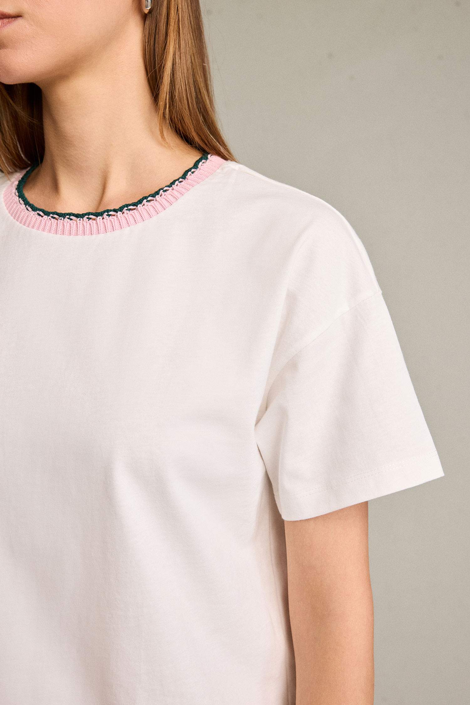 بلوزة مخططة ردن طويل بياقة مستديرة وأكتاف مكشوفة