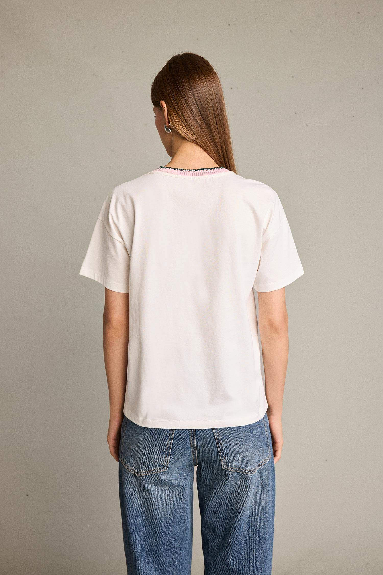 بلوزة مخططة ردن طويل بياقة مستديرة وأكتاف مكشوفة