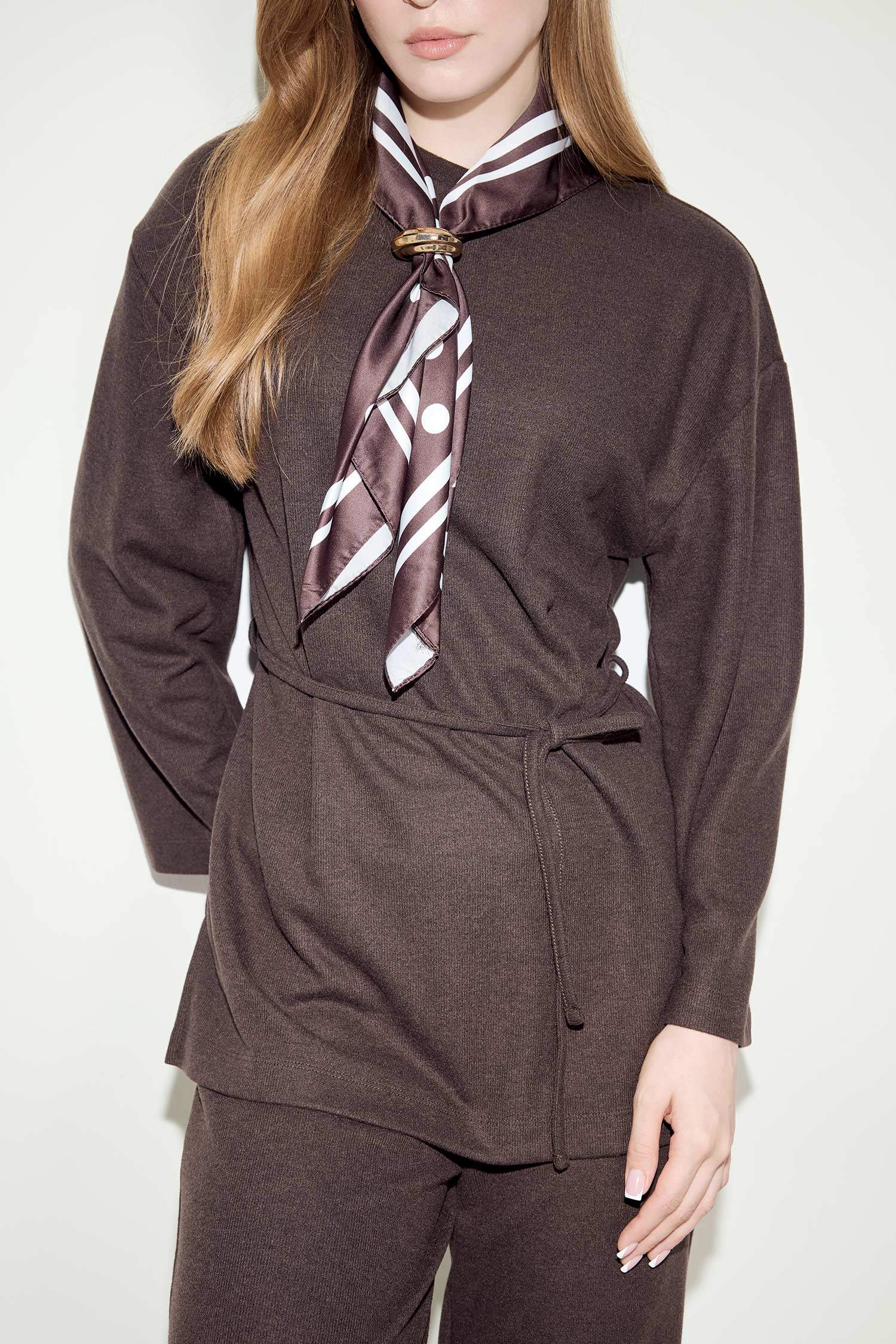 بلوزة طويلة قصة عادية برباط من الامام