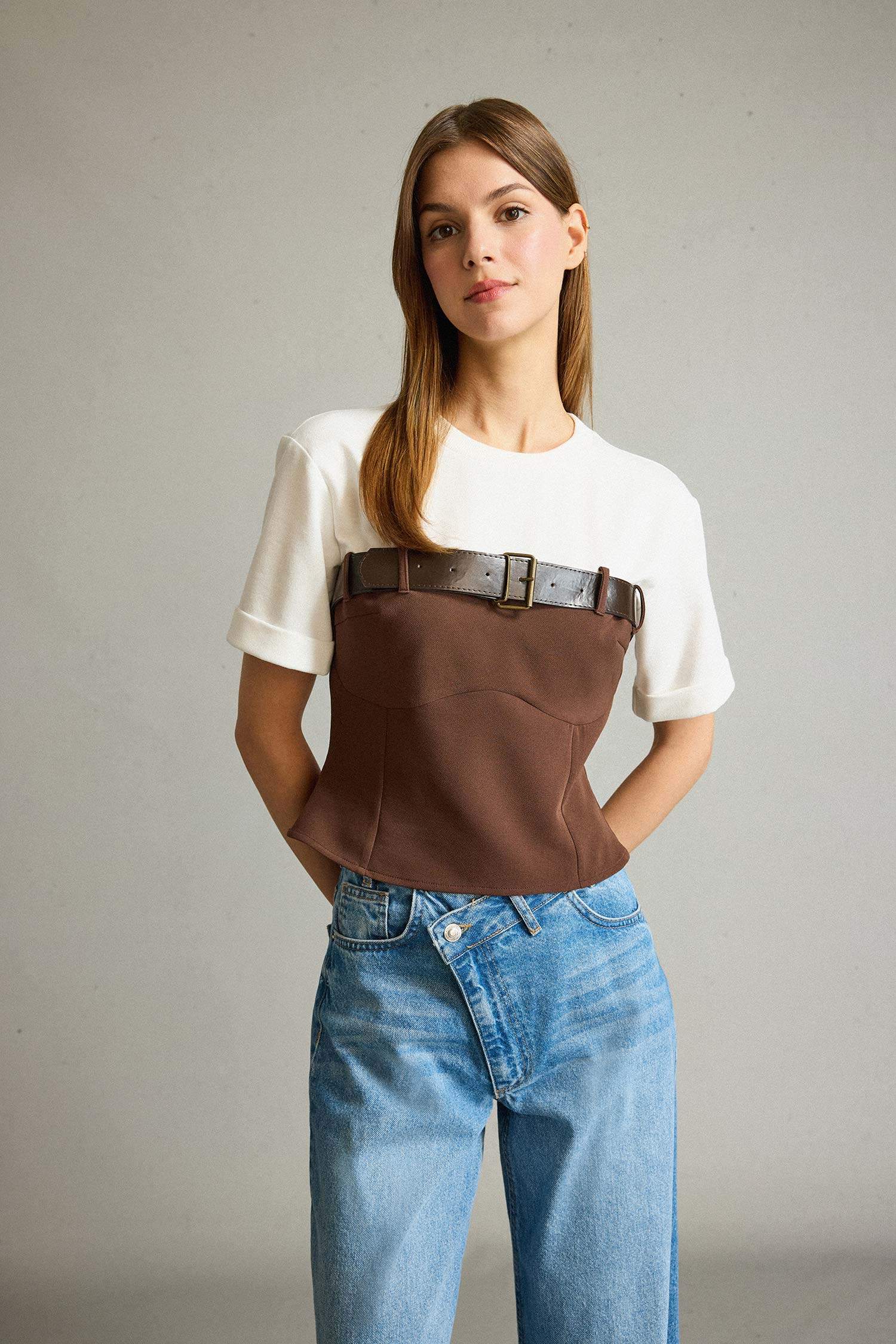 Bisiklet Yaka Kemer Detaylı Kısa Kollu Bluz