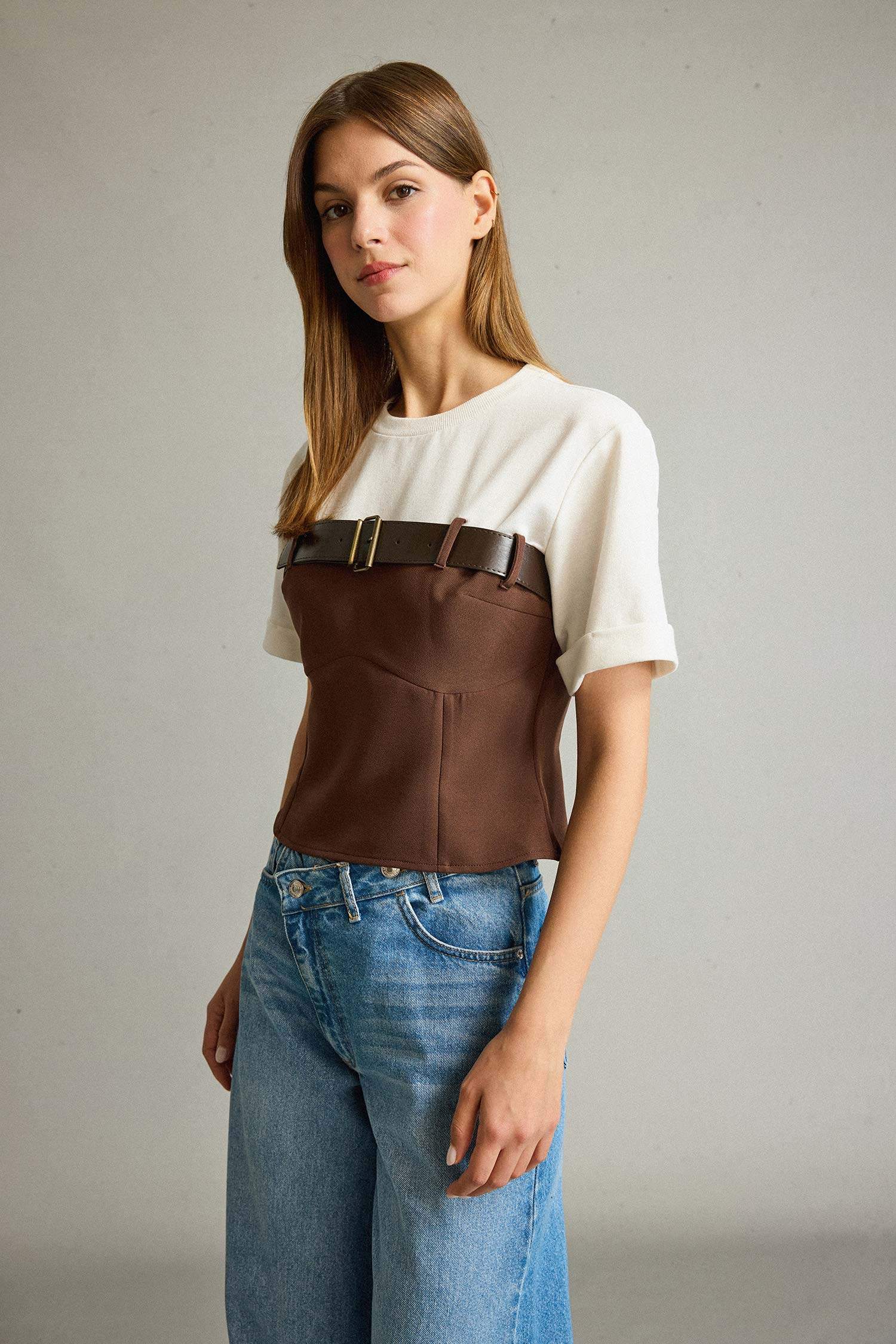 Bisiklet Yaka Kemer Detaylı Kısa Kollu Bluz