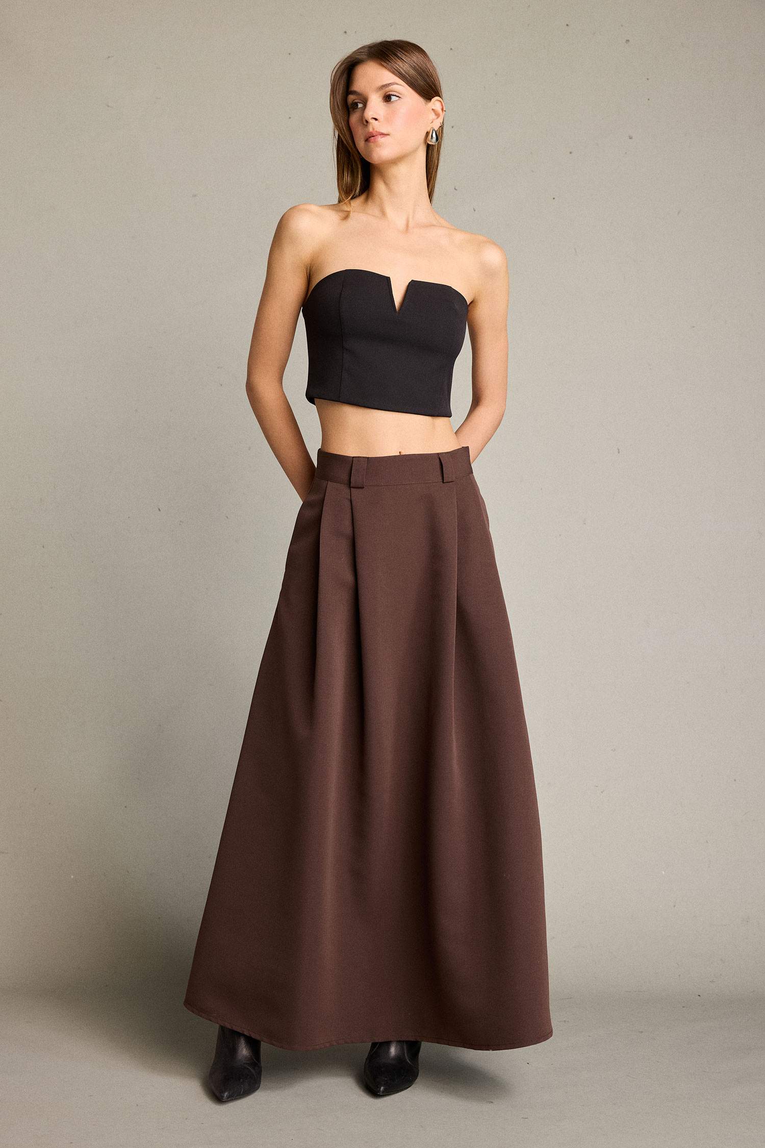 تنورة طويلة بطيات