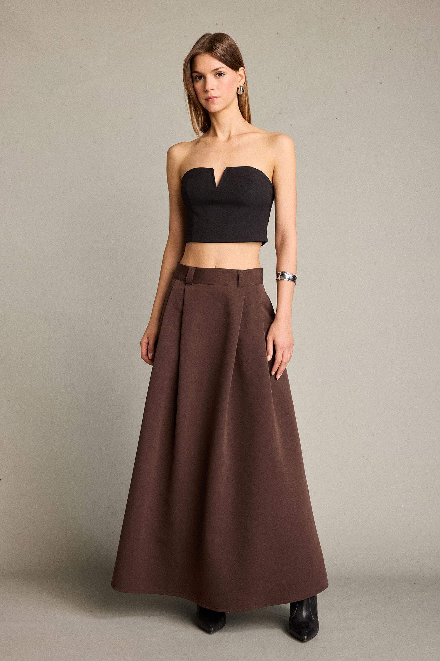 تنورة طويلة بطيات