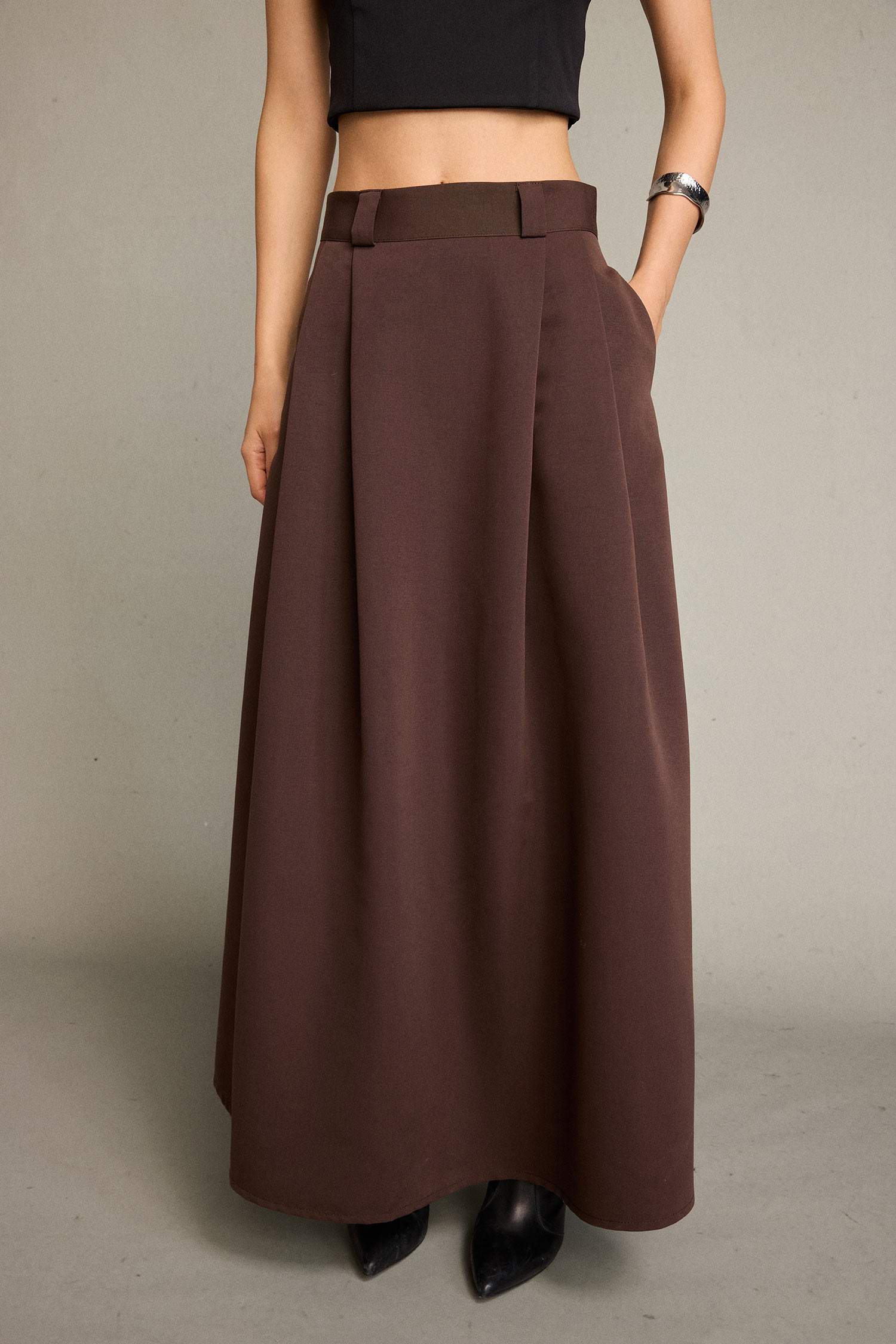 تنورة طويلة بطيات