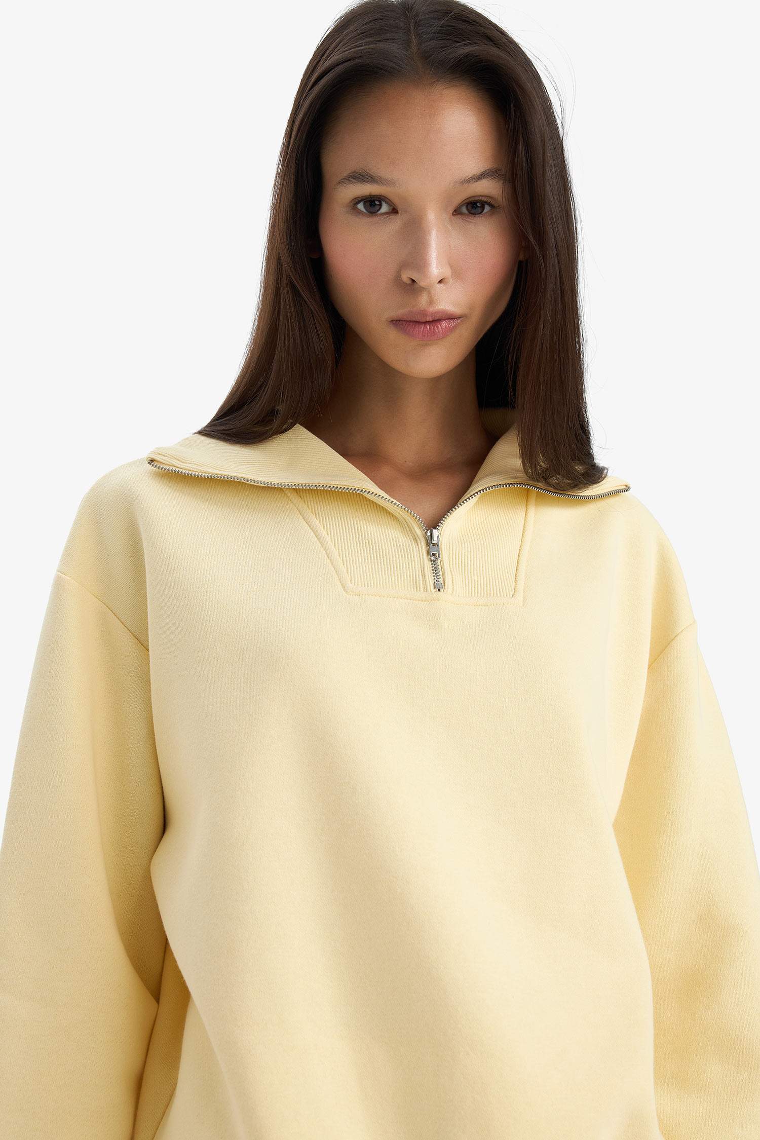 سويت شيرت سادة قصة عادية بياخة عالية ونص سحاب