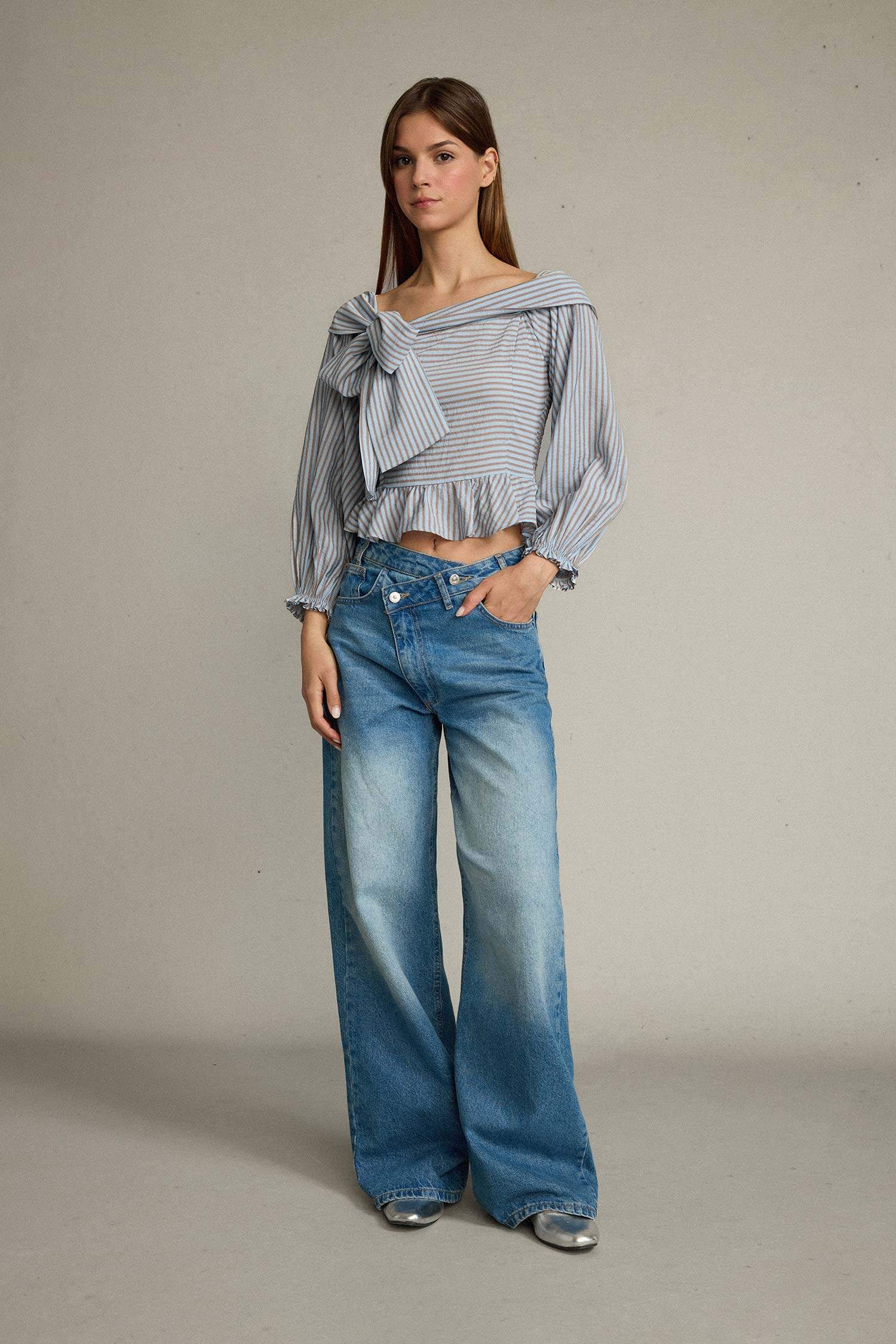 Kayık Yaka Fiyonk Detaylı Çizgili Uzun Kollu Bluz