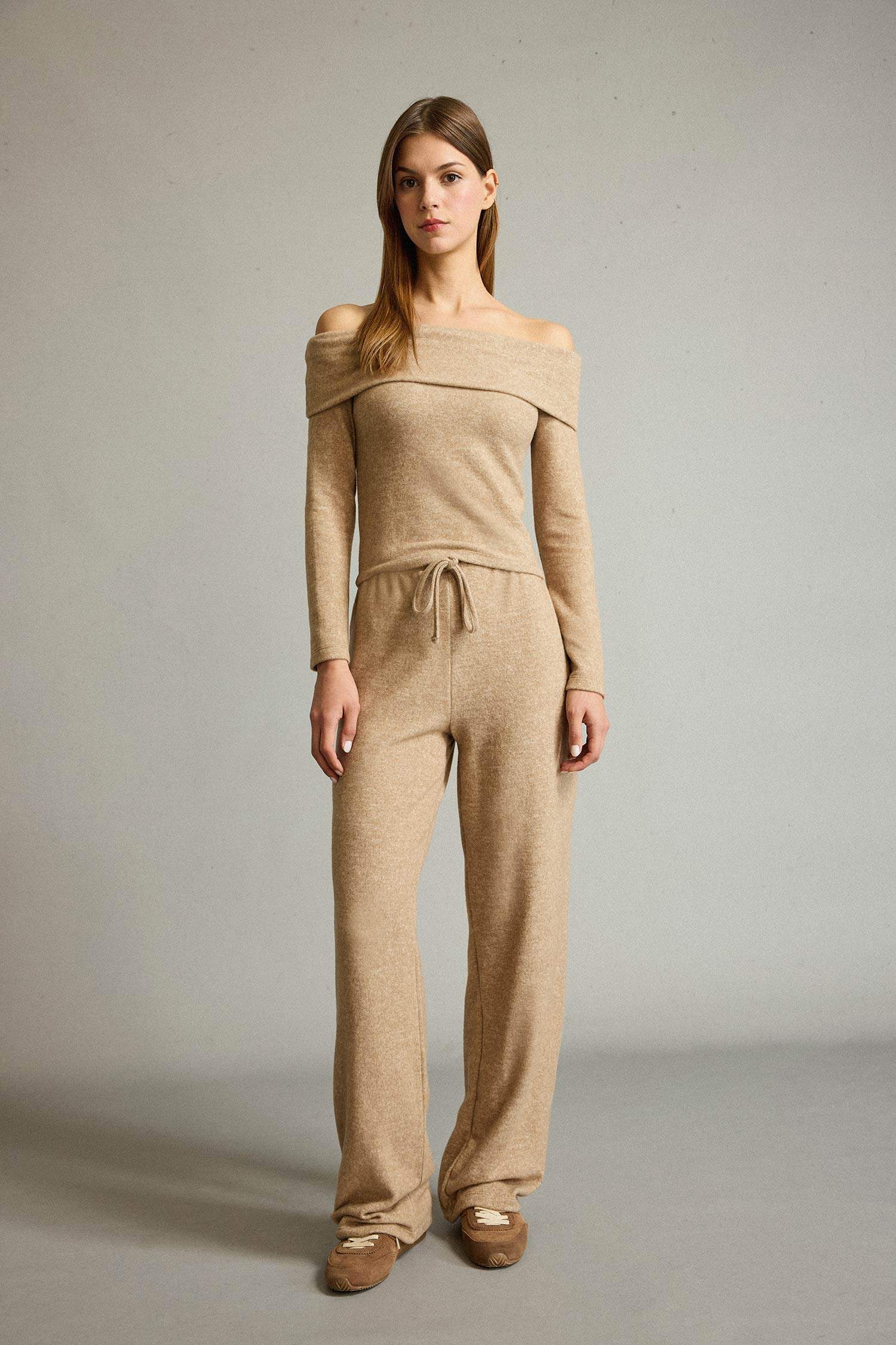 تيشيرت ردن طويل بكتف مكشوف