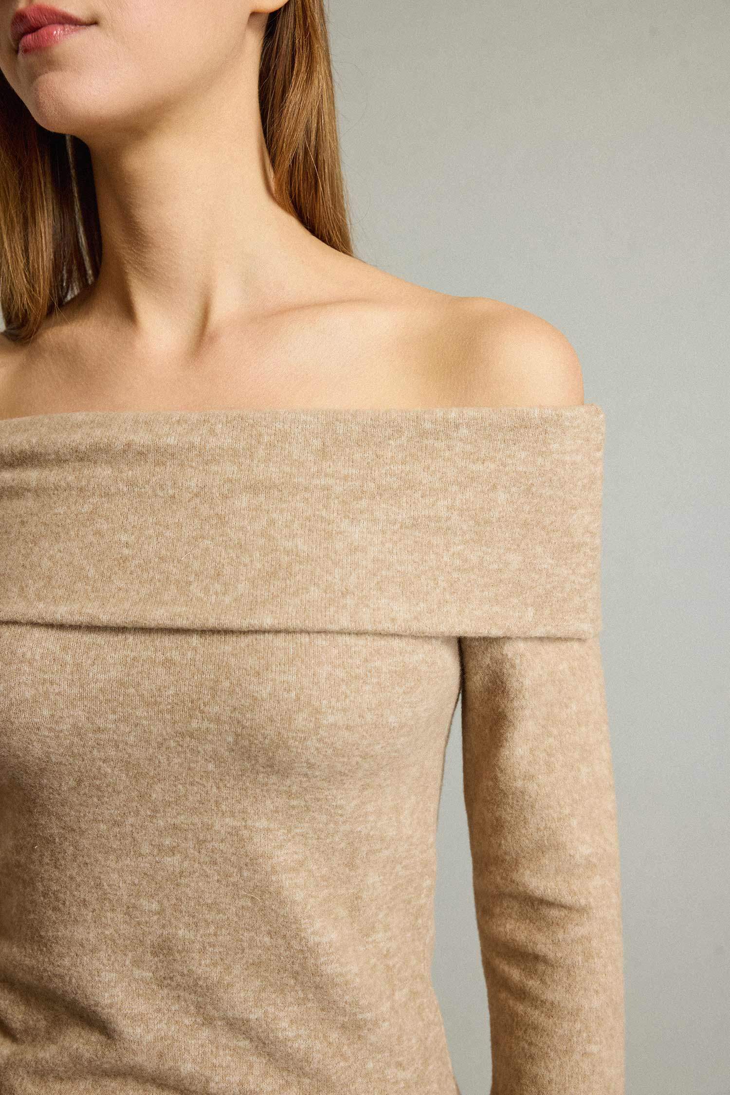 تيشيرت ردن طويل بكتف مكشوف