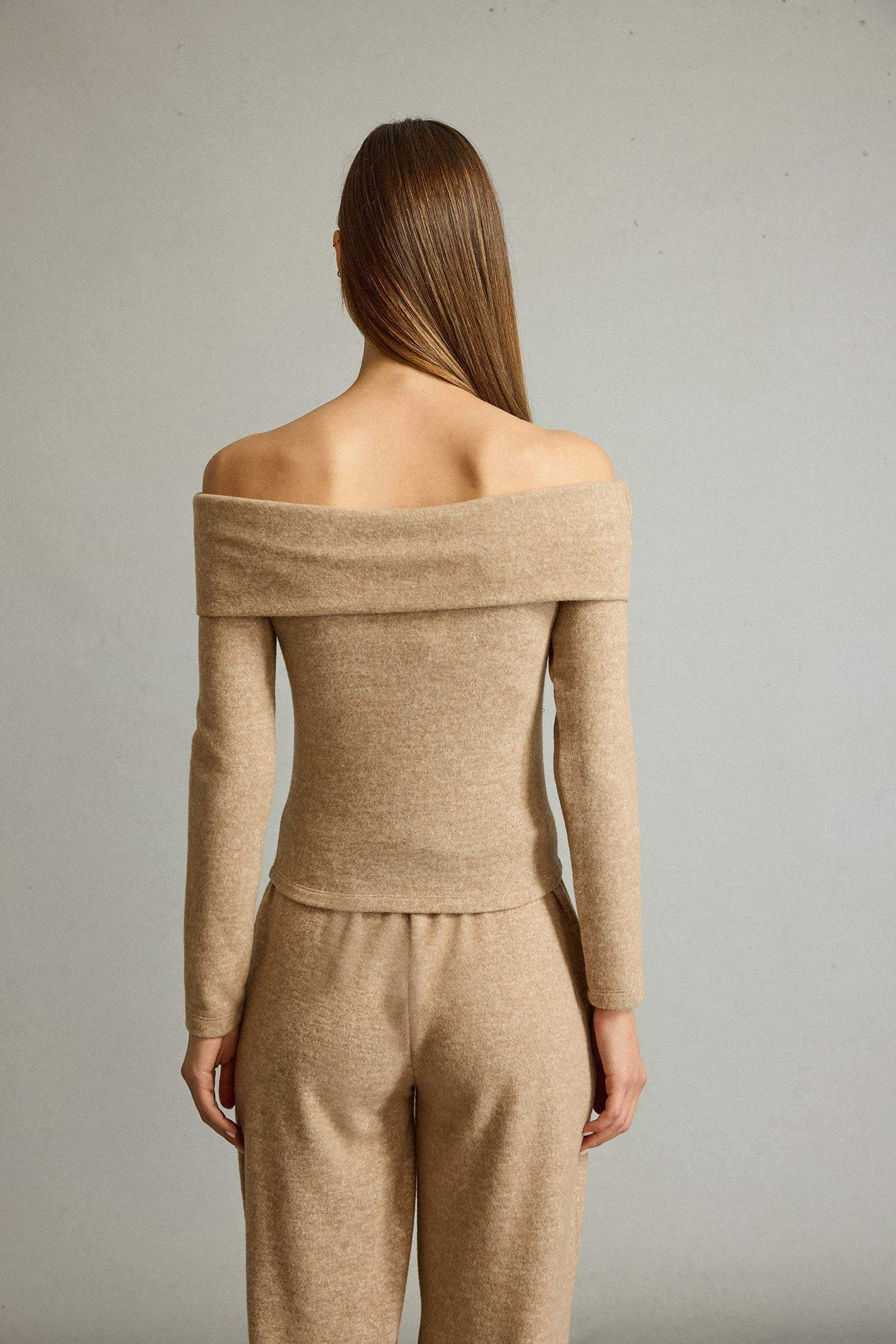 تيشيرت ردن طويل بكتف مكشوف