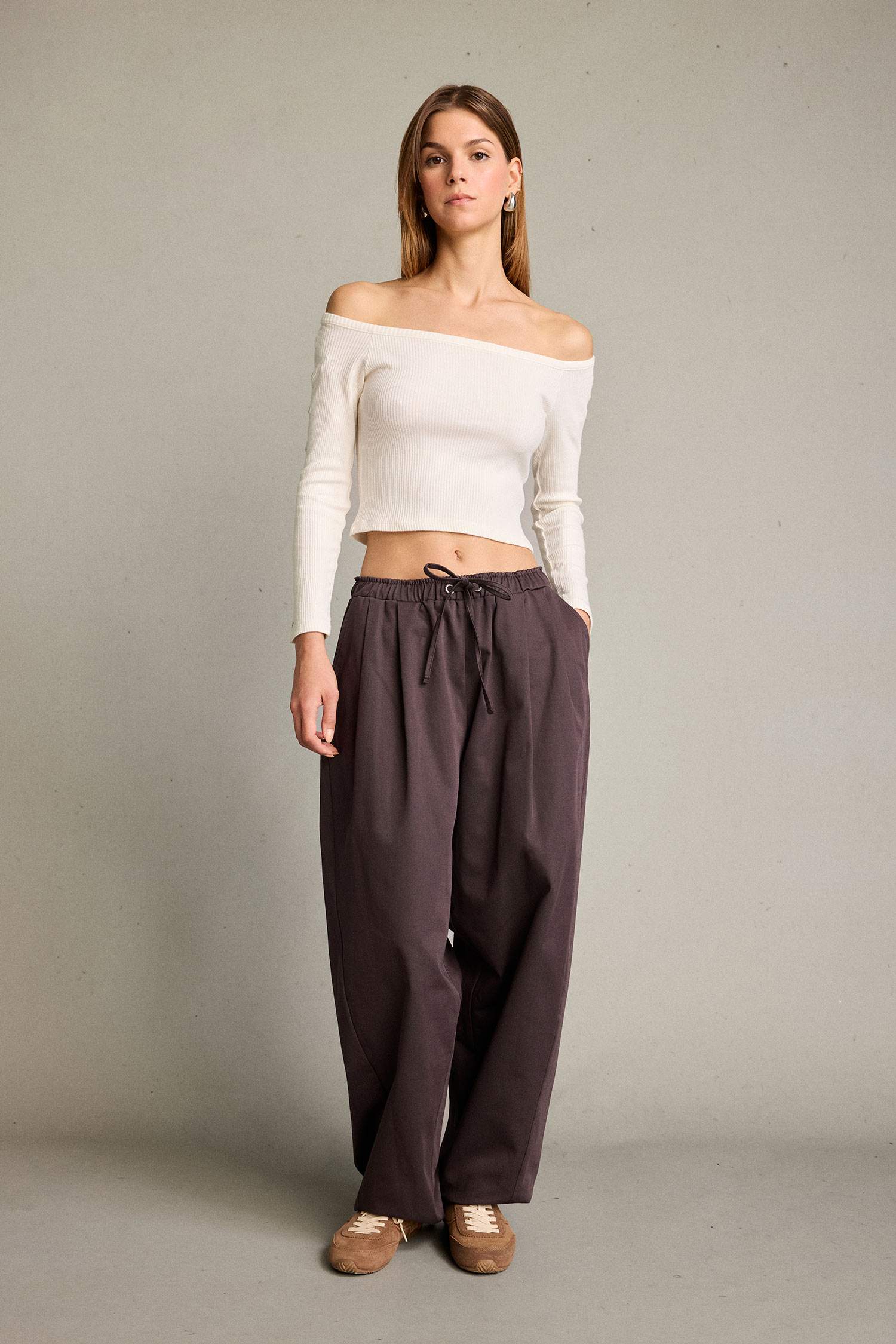 بلوزة ردن طويل وأكتاف مكشوفة