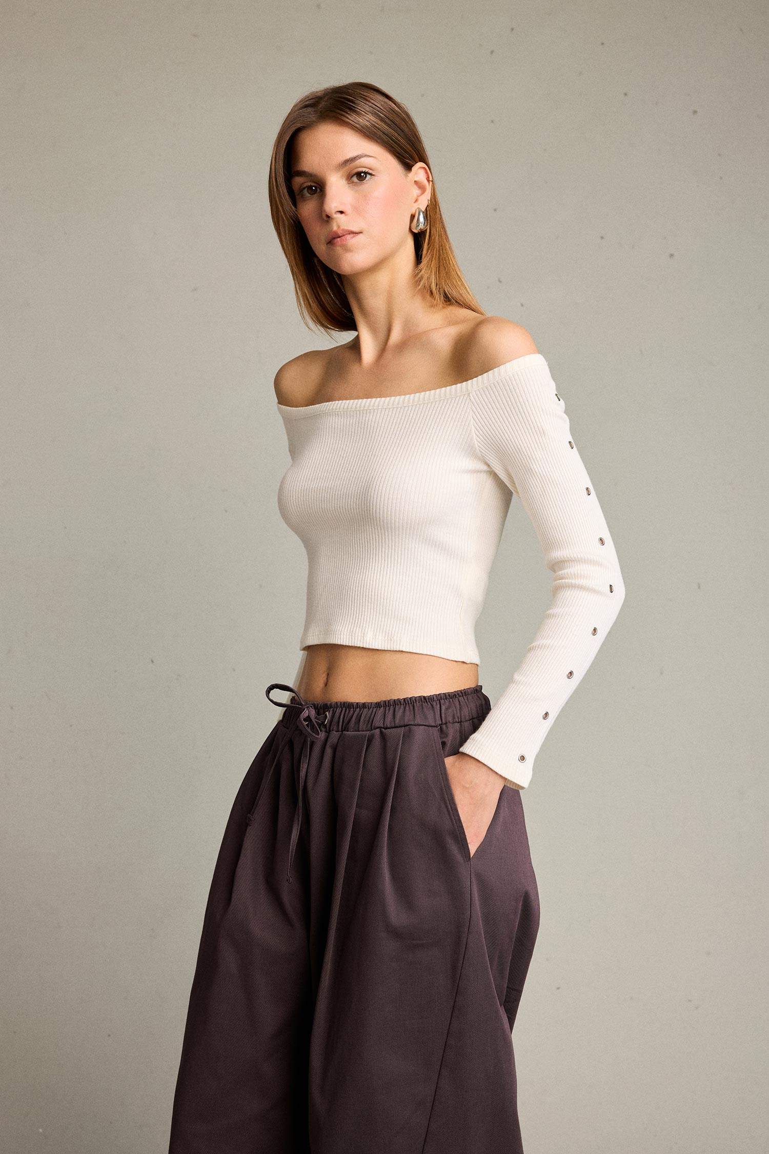 بلوزة ردن طويل وأكتاف مكشوفة