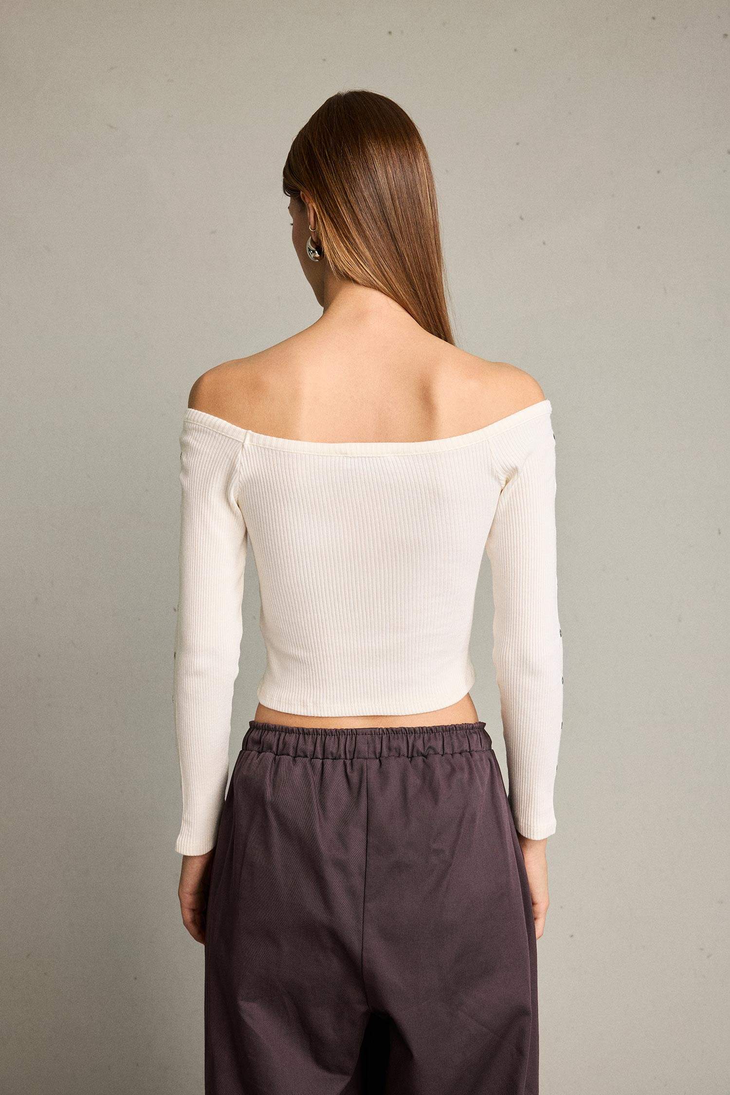 بلوزة ردن طويل وأكتاف مكشوفة