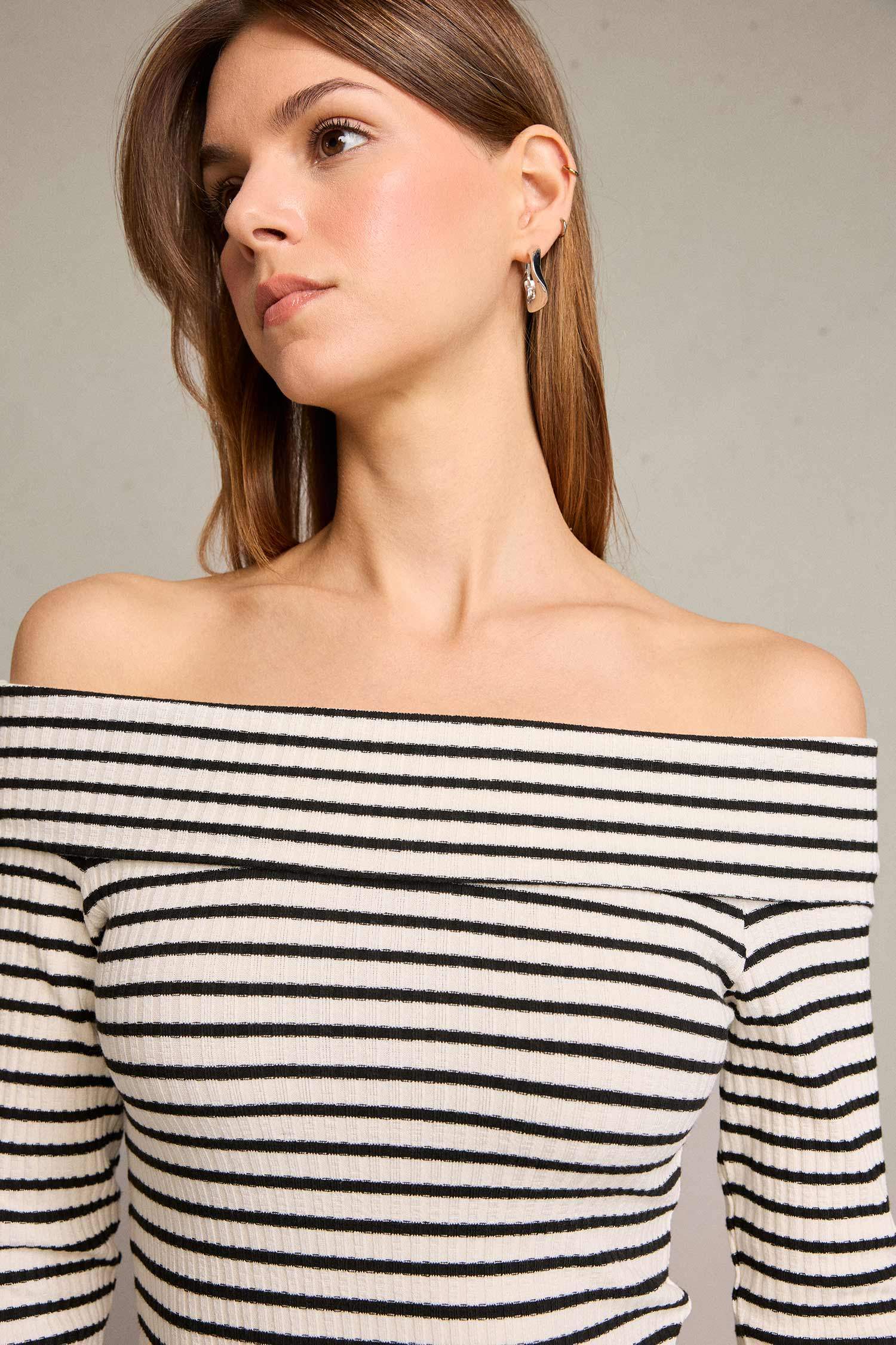 بلوزة مخطط ردن طويل بكتف مفتوح