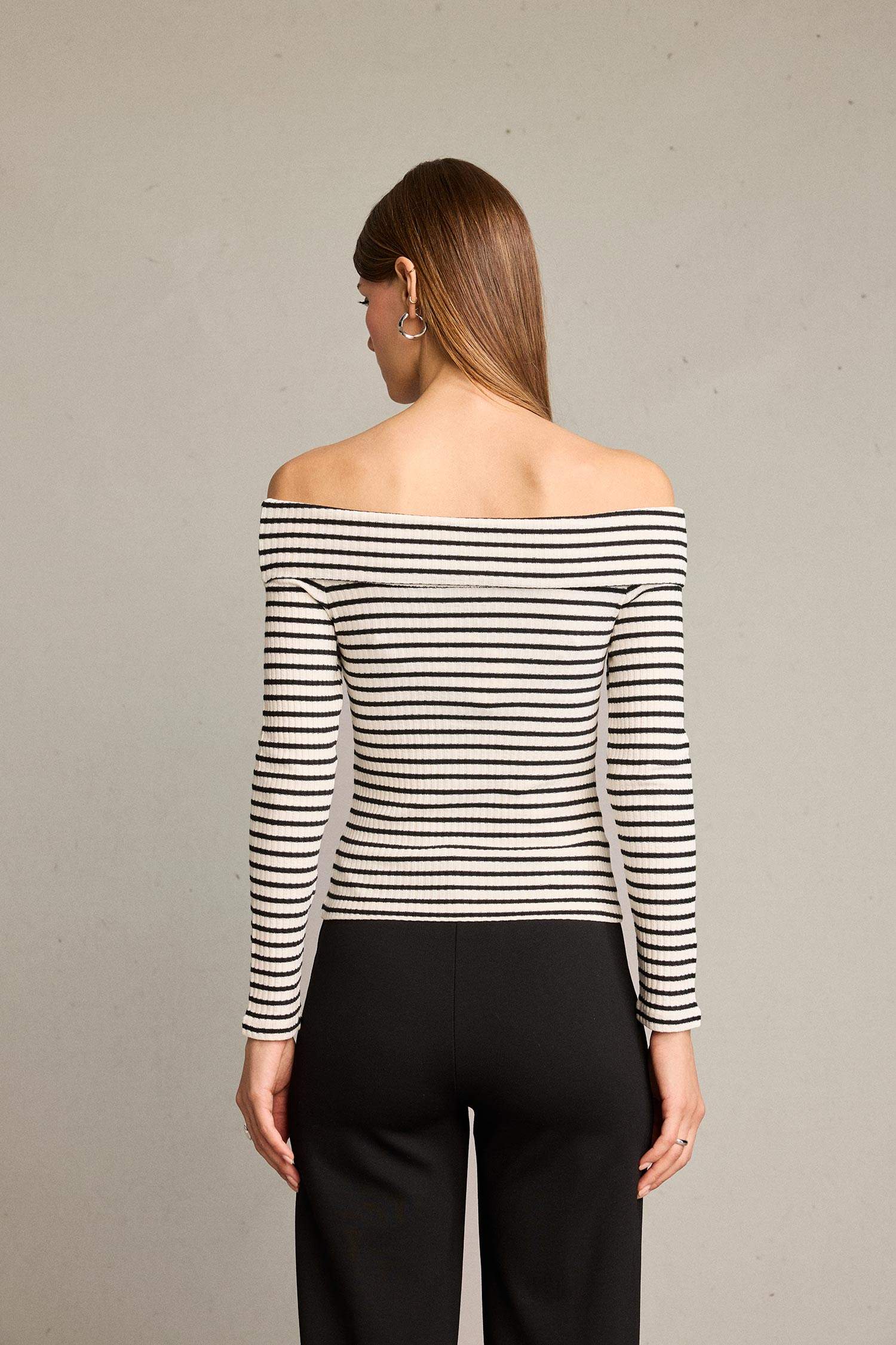 بلوزة مخطط ردن طويل بكتف مفتوح