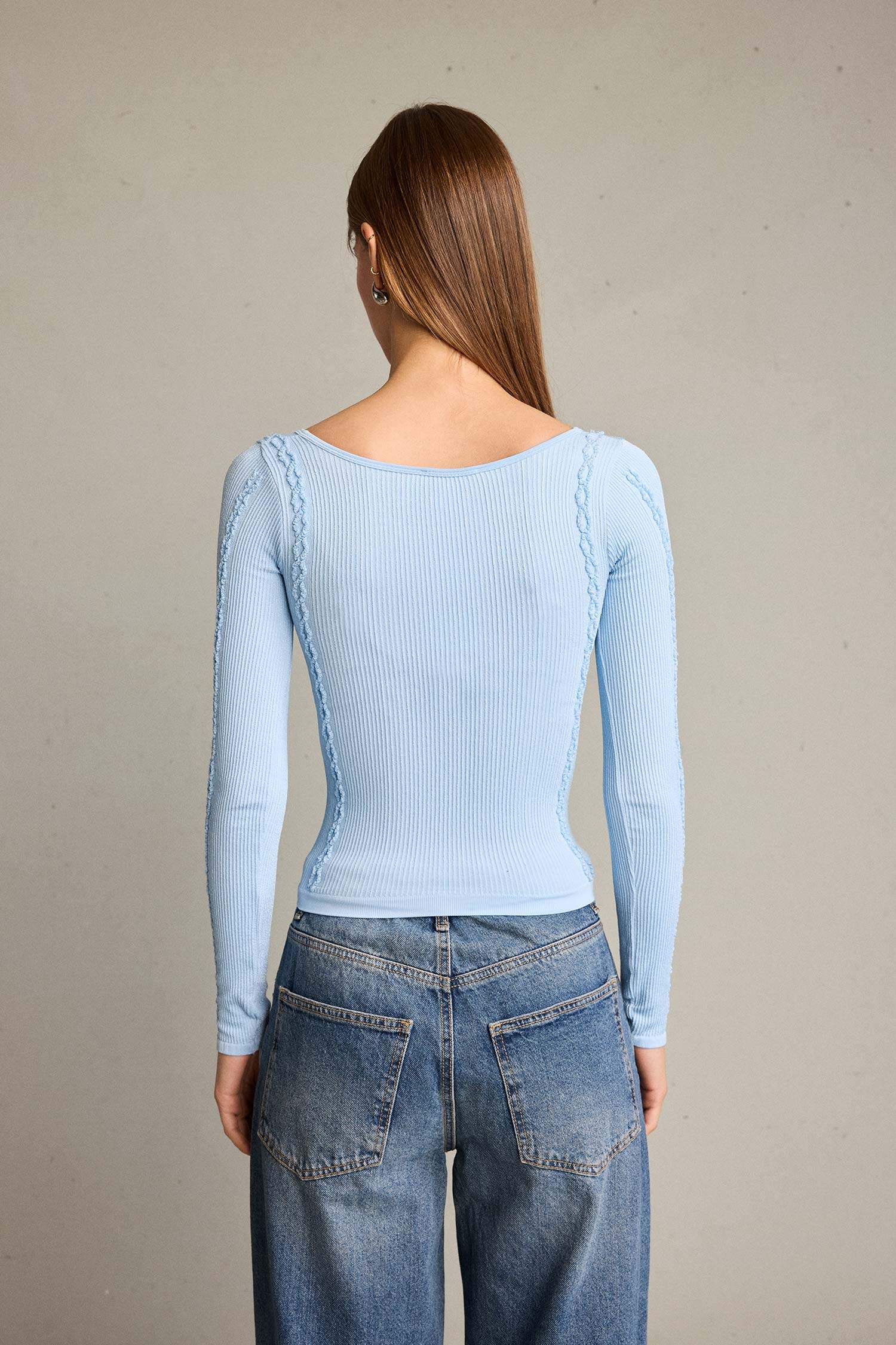 تيشيرت ردن طويل مخصر بياخة V